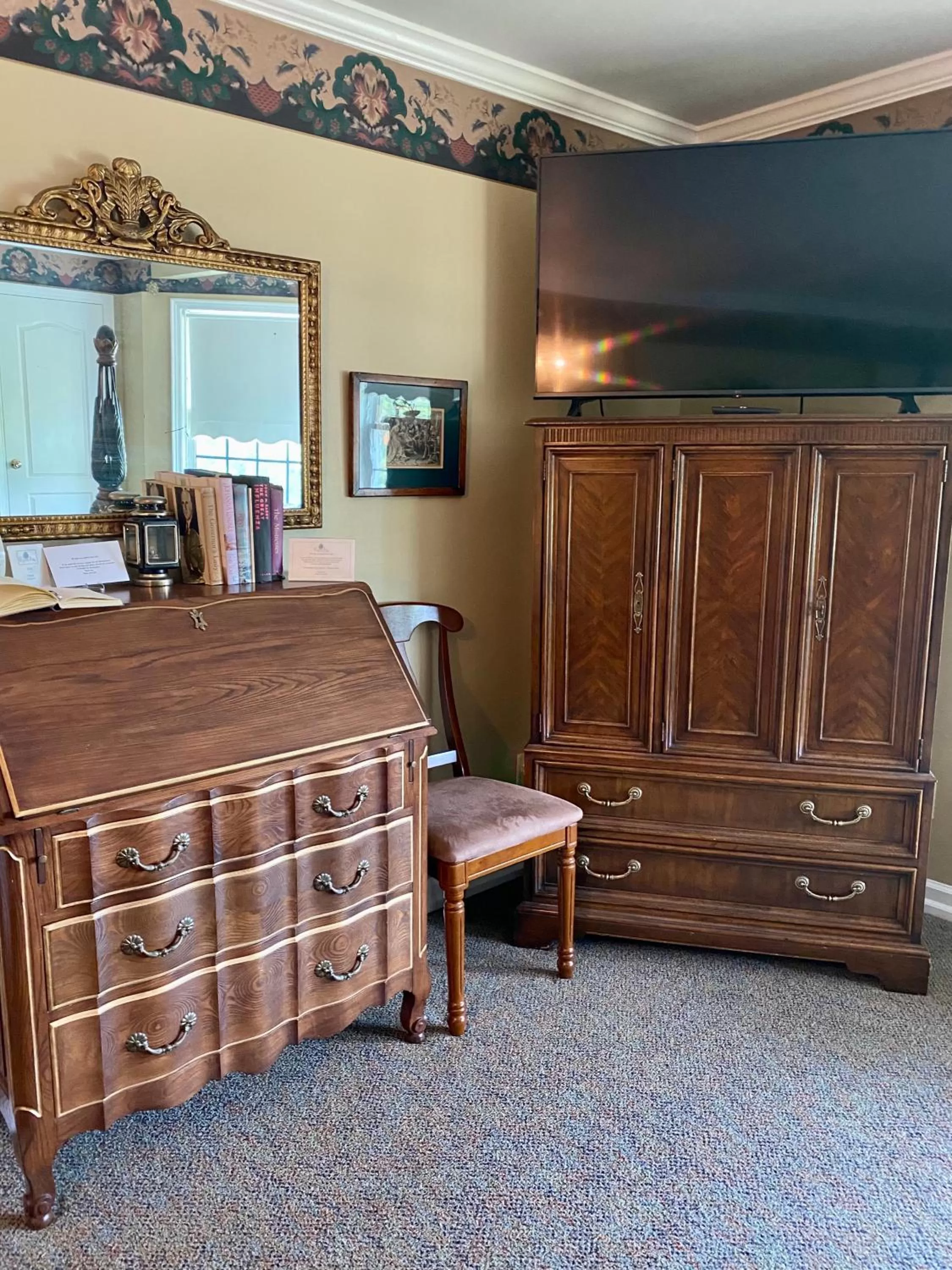 TV and multimedia in The Cypress Inn