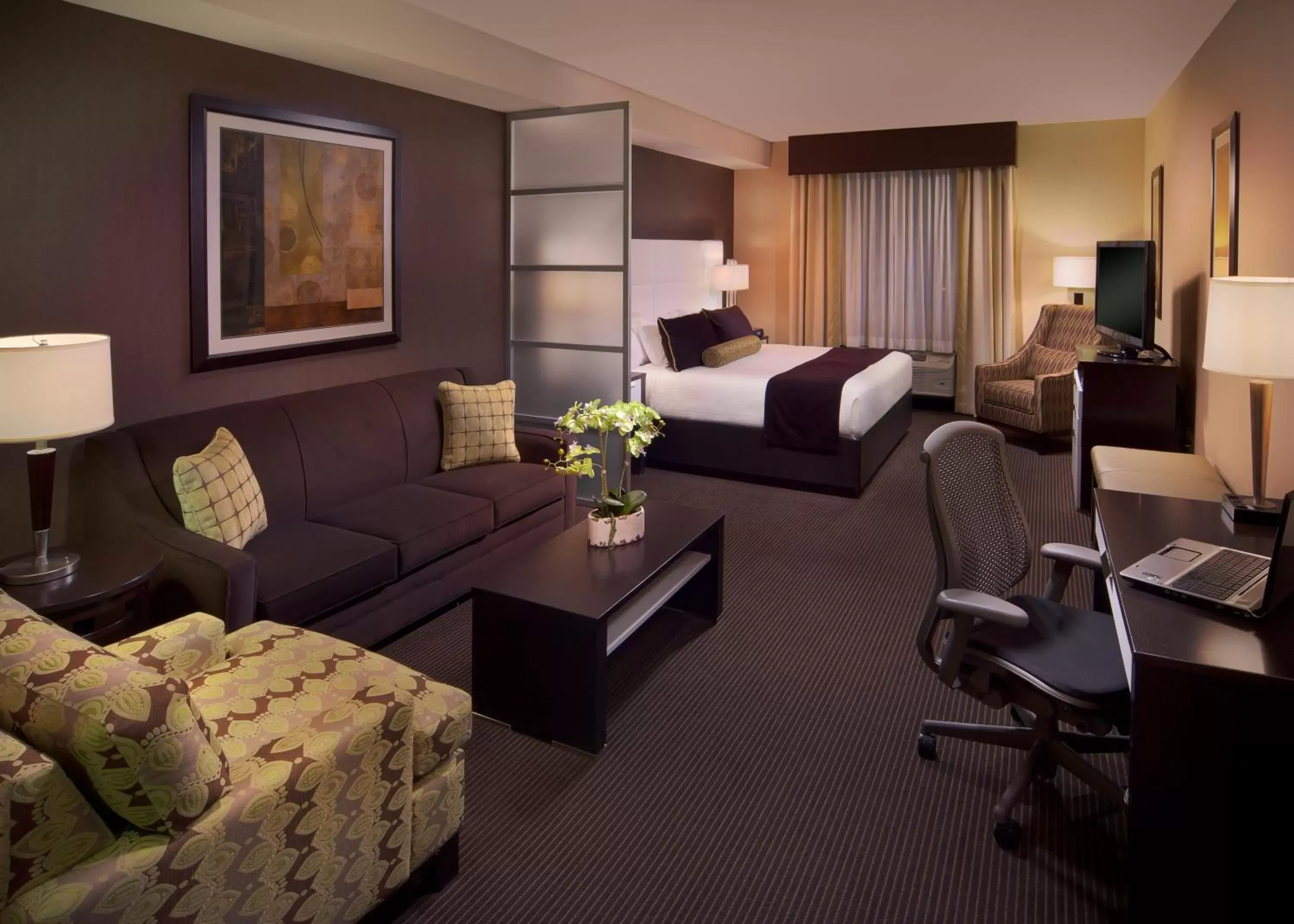 Bed, Seating Area in Best Western Premier Miami International Airport Hotel & Suites Coral Gables