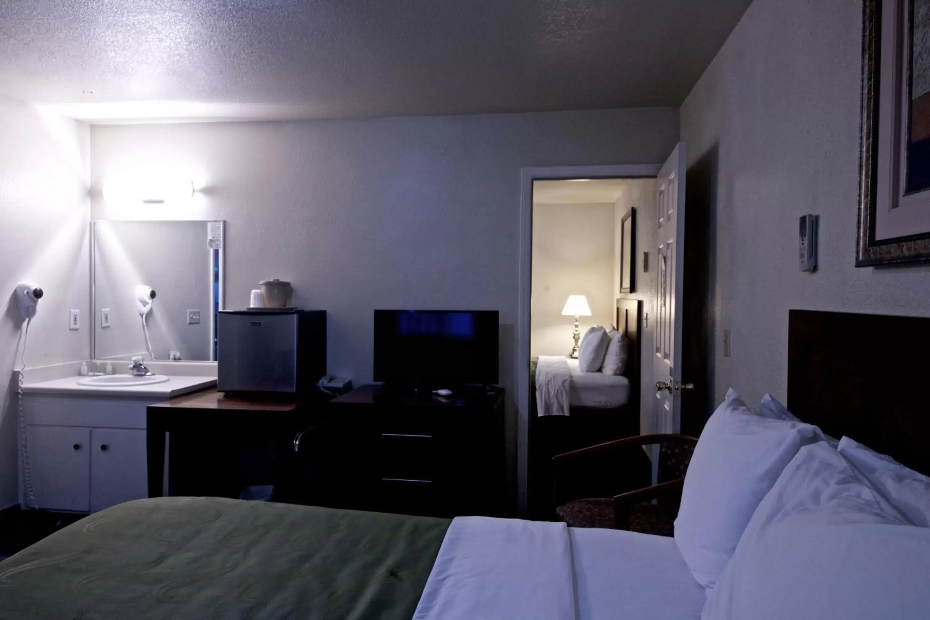 Photo of the whole room, TV/Entertainment Center in Quality Inn Yosemite Valley Gateway
