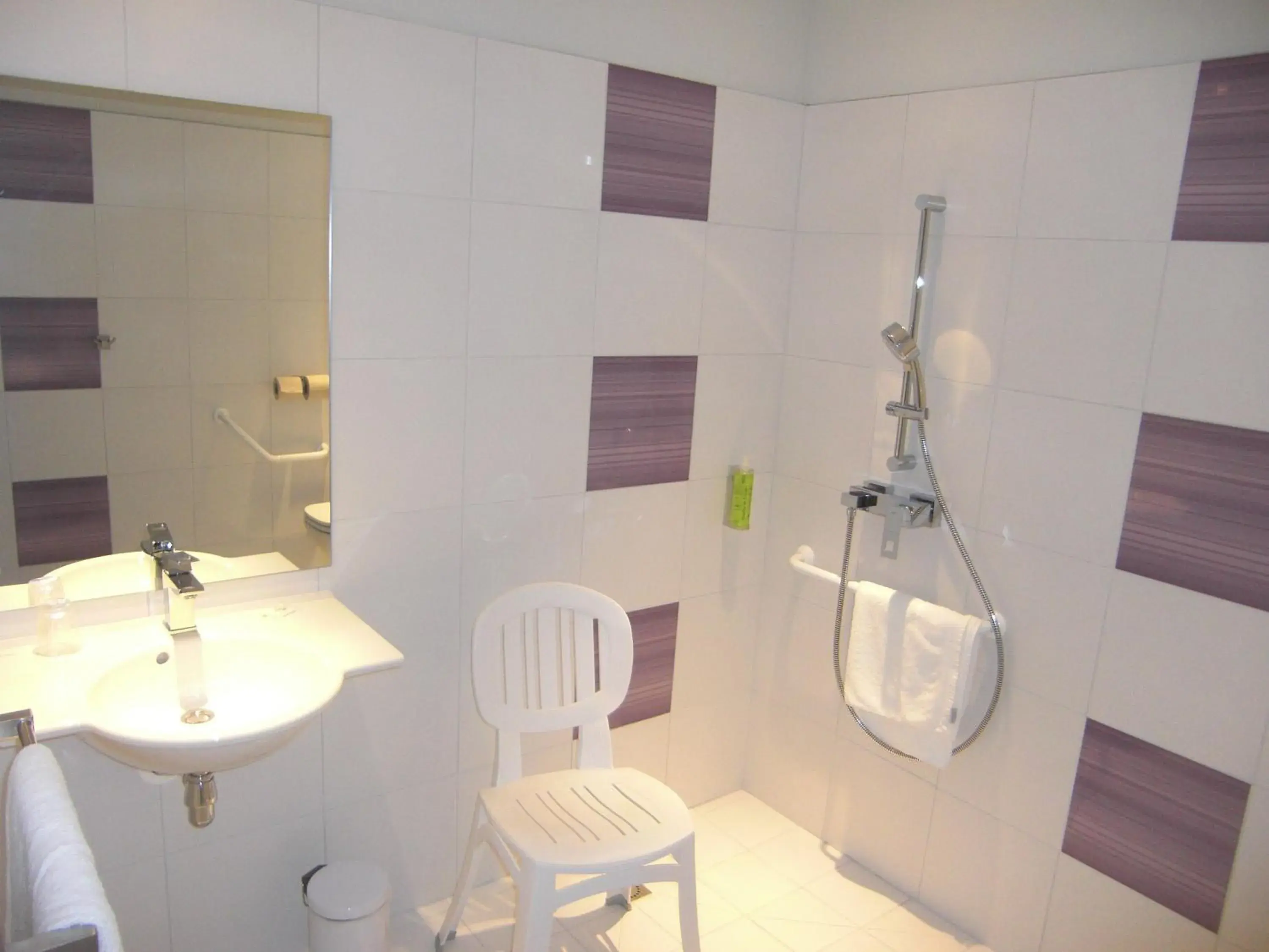 Bathroom in ibis Styles Castres