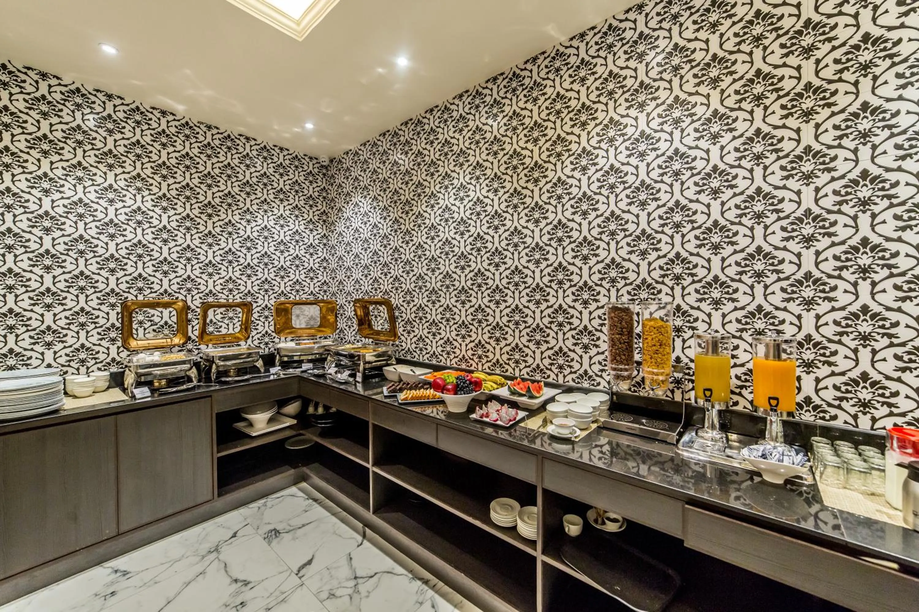 Restaurant/places to eat in Diamond Hotel