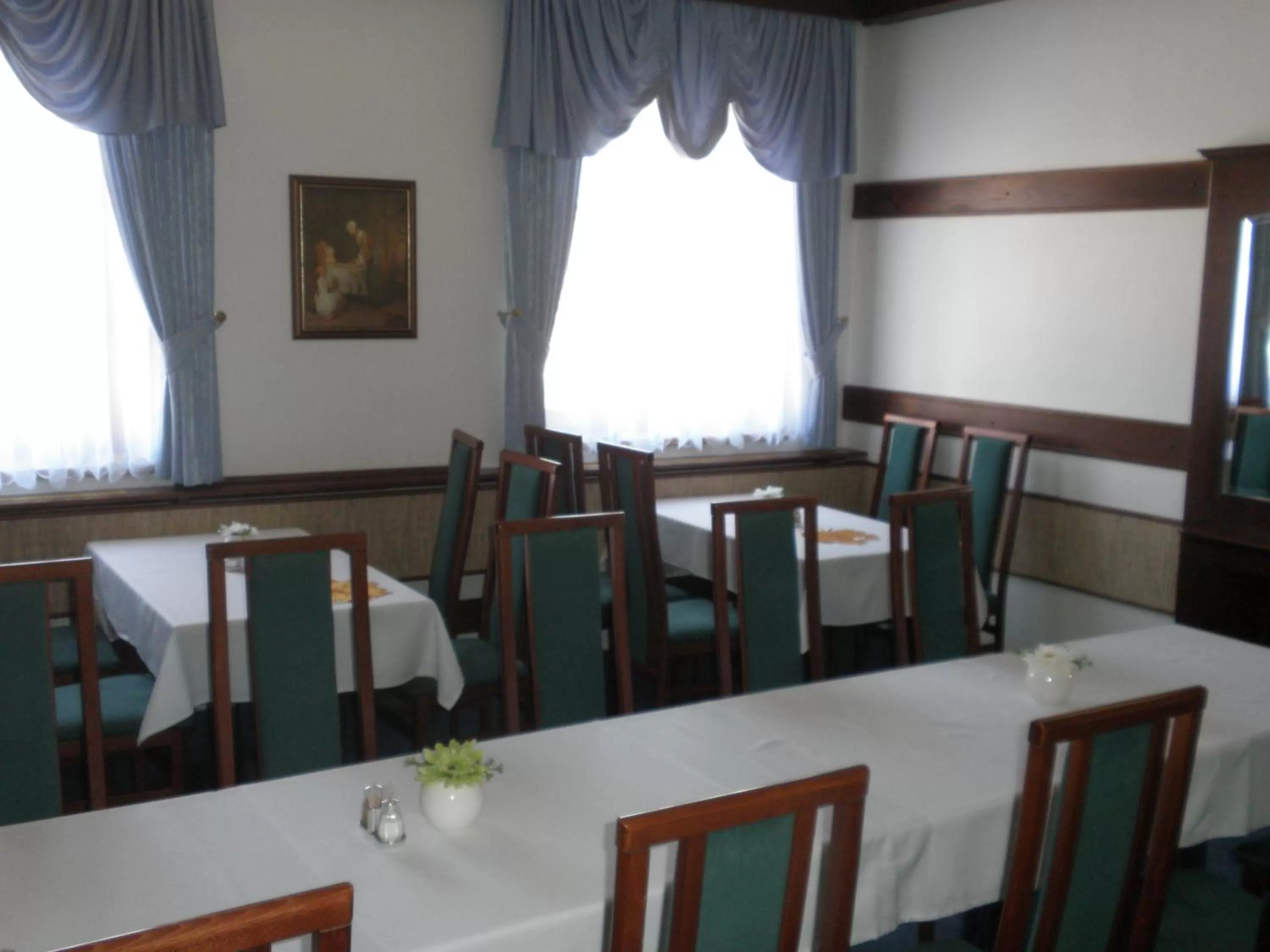 Restaurant/places to eat in Hotel Le Café