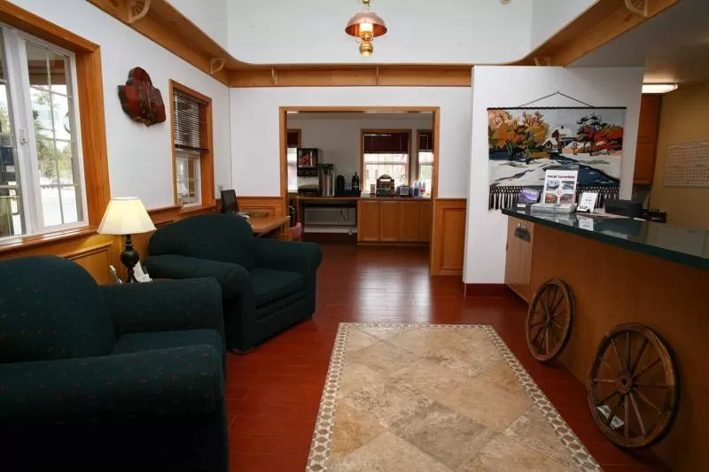 Lobby or reception in Sisters Inn & Suites