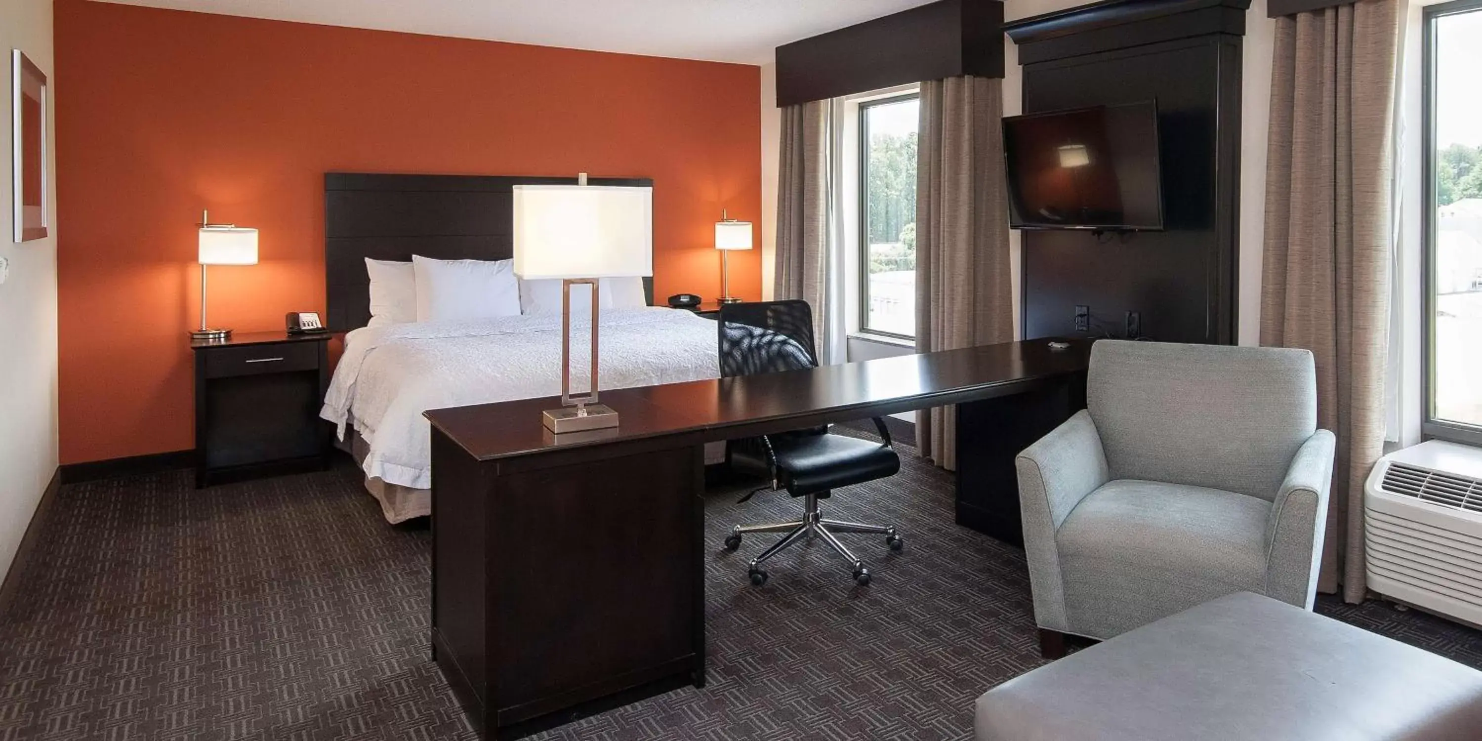 Bed in Hampton Inn & Suites Seneca-Clemson Area