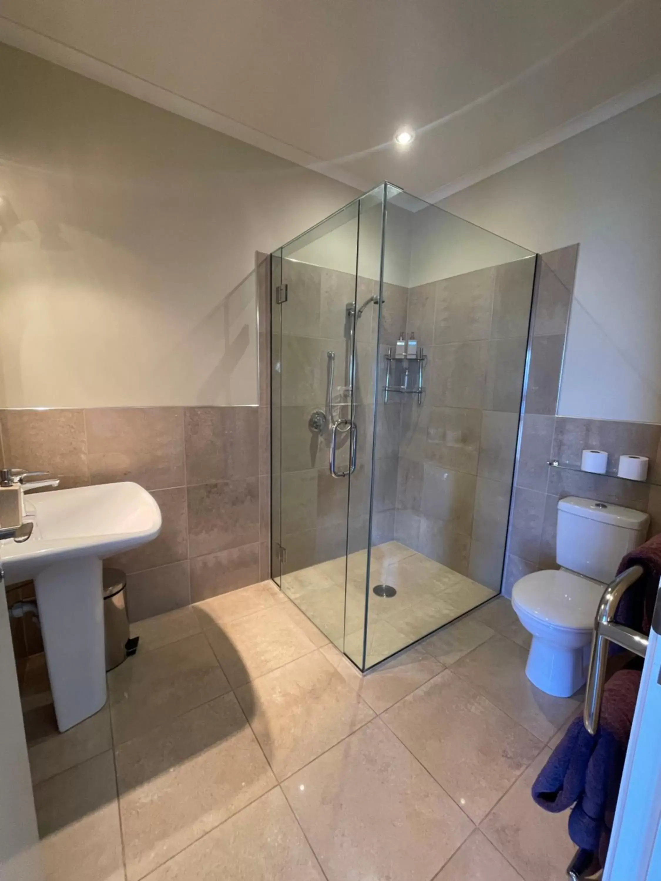 Shower, Bathroom in Parautane Lodge