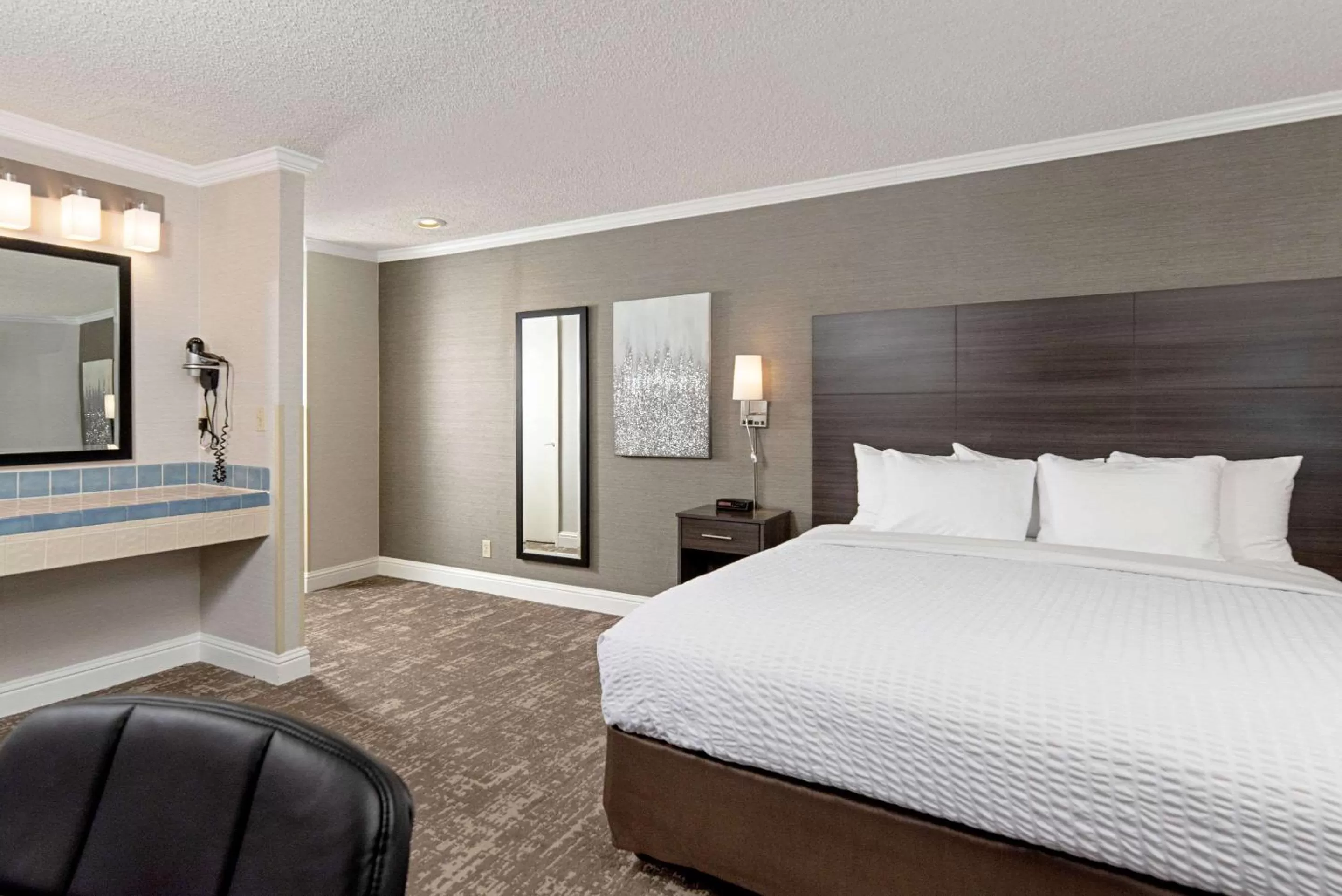 Photo of the whole room, Bed in Clarion Inn Silicon Valley