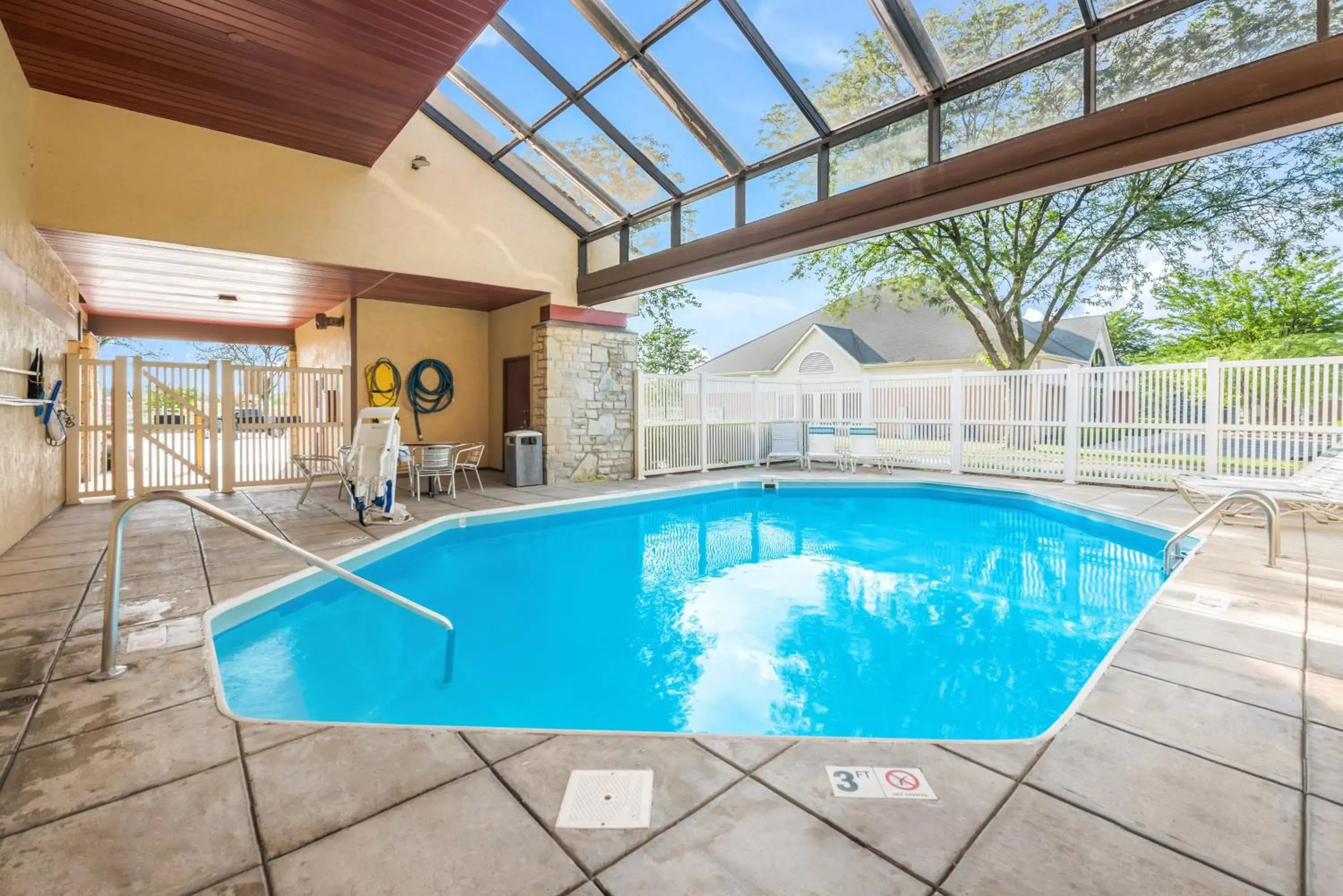 Swimming Pool in Red Roof Inn Columbus - Grove City