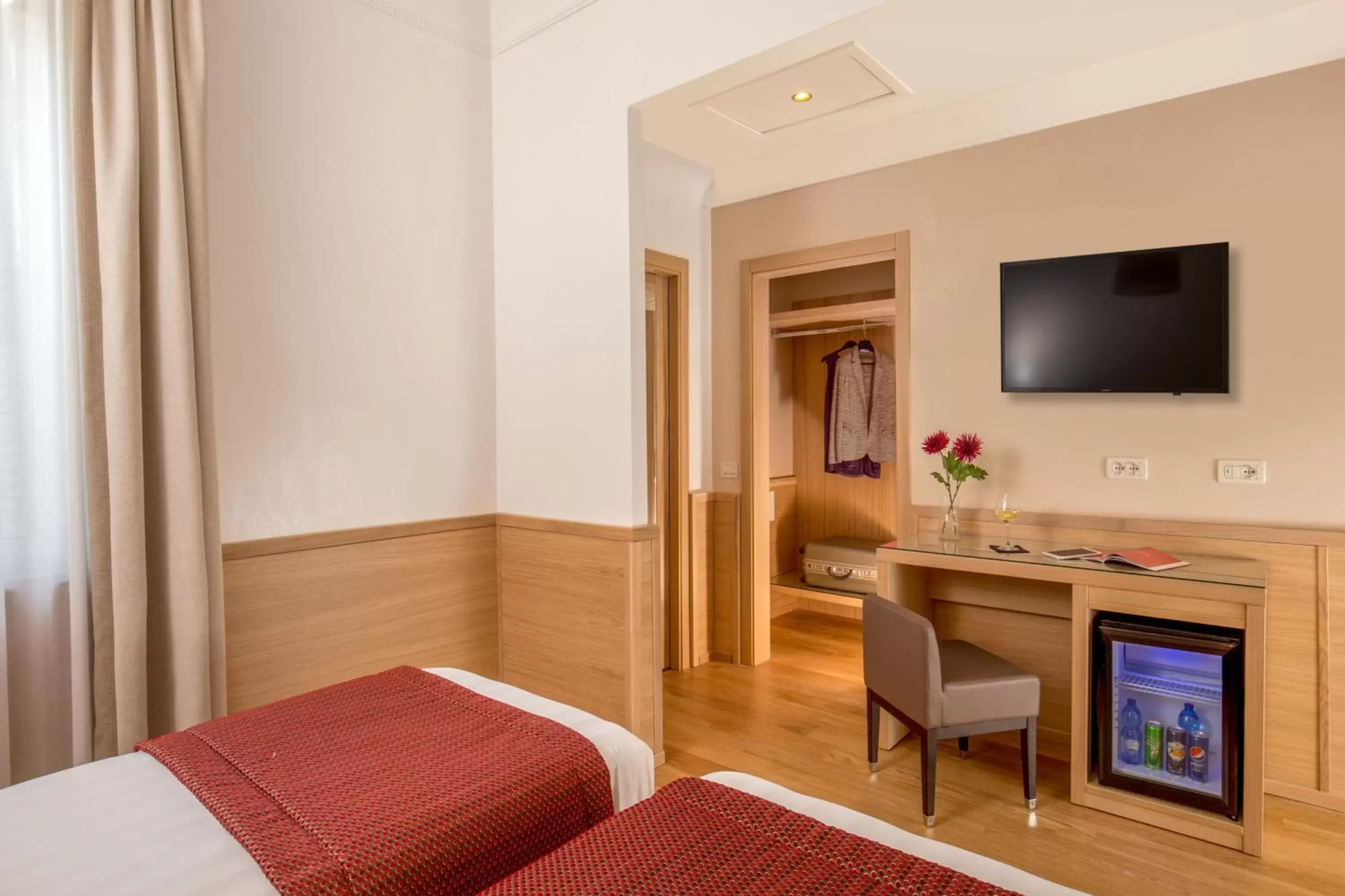 Bed, TV/Entertainment Center in Hotel Nord Nuova Roma