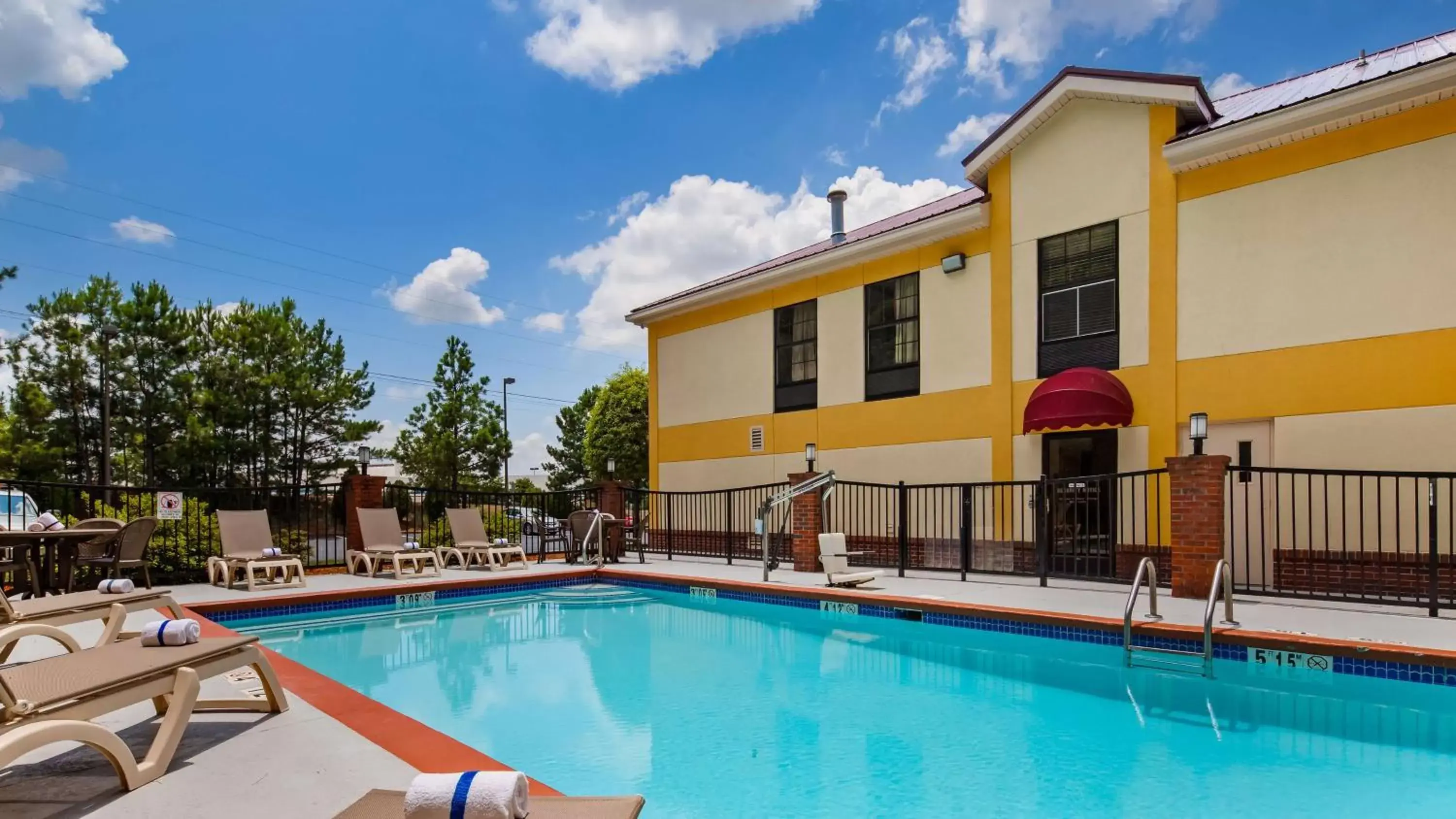 On site, Swimming Pool in Best Western Hiram Inn and Suites