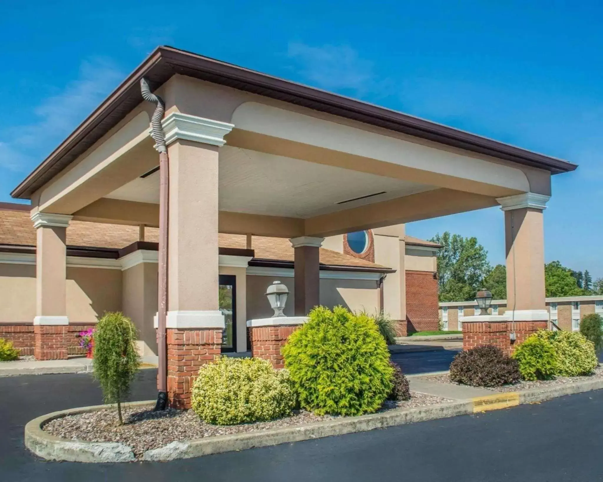 Property Building in Quality Inn Lockport