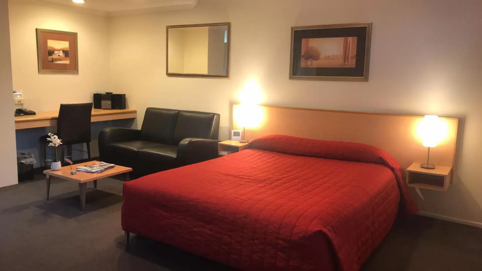 Bed in Harbour City Motor Inn & Conference