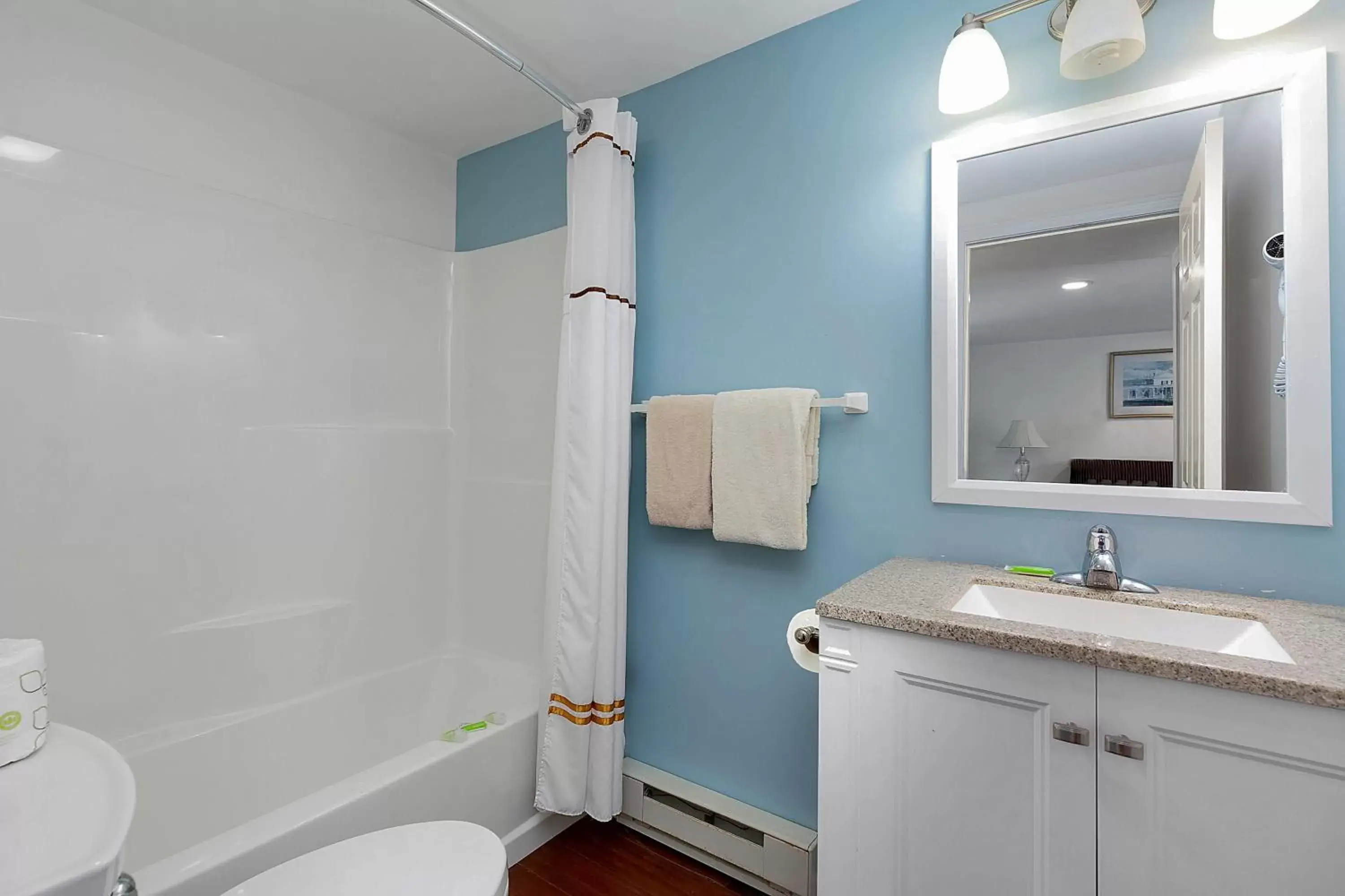 Bathroom in Ne'r Beach Motel