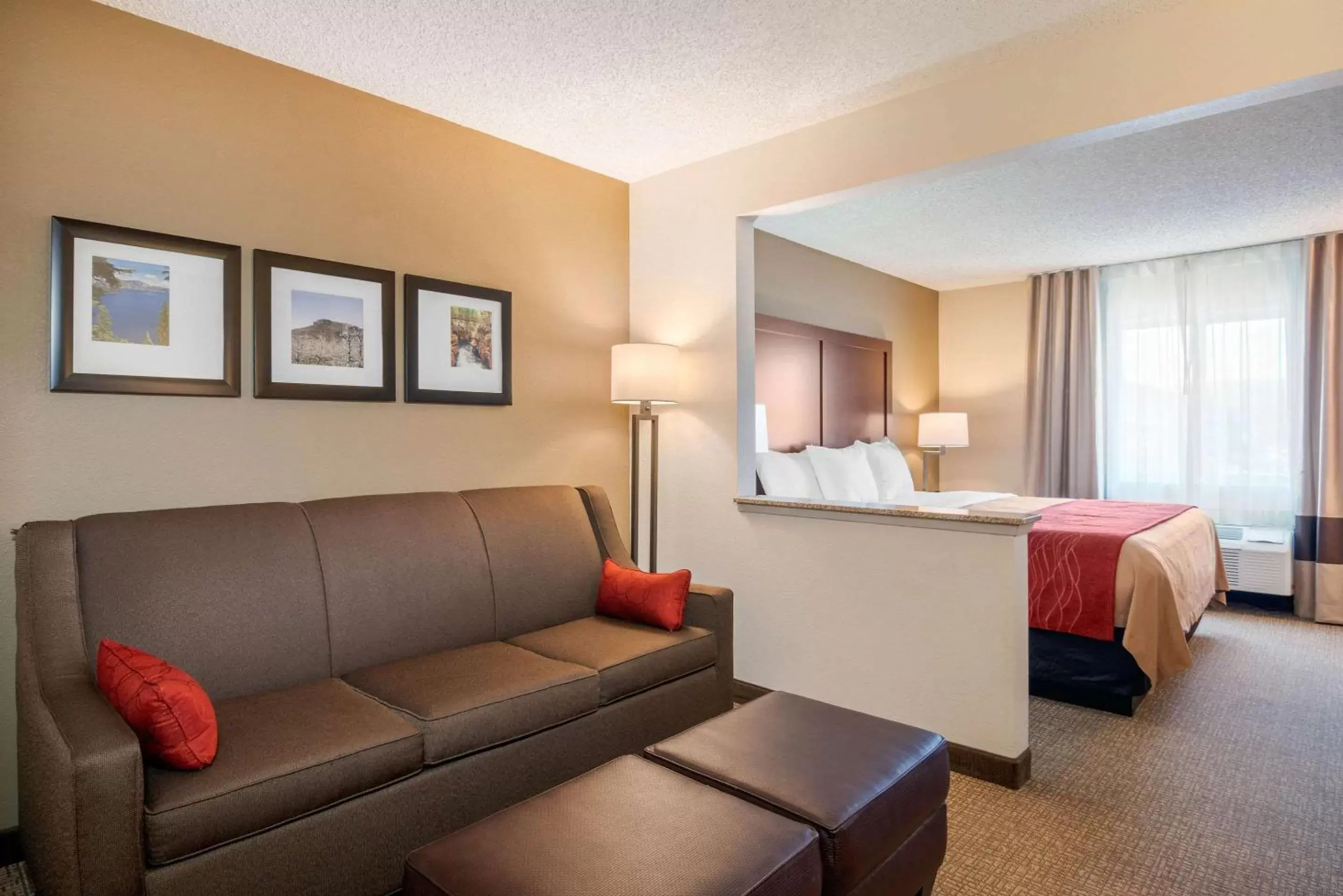 Photo of the whole room, Seating Area in Comfort Inn Medford North