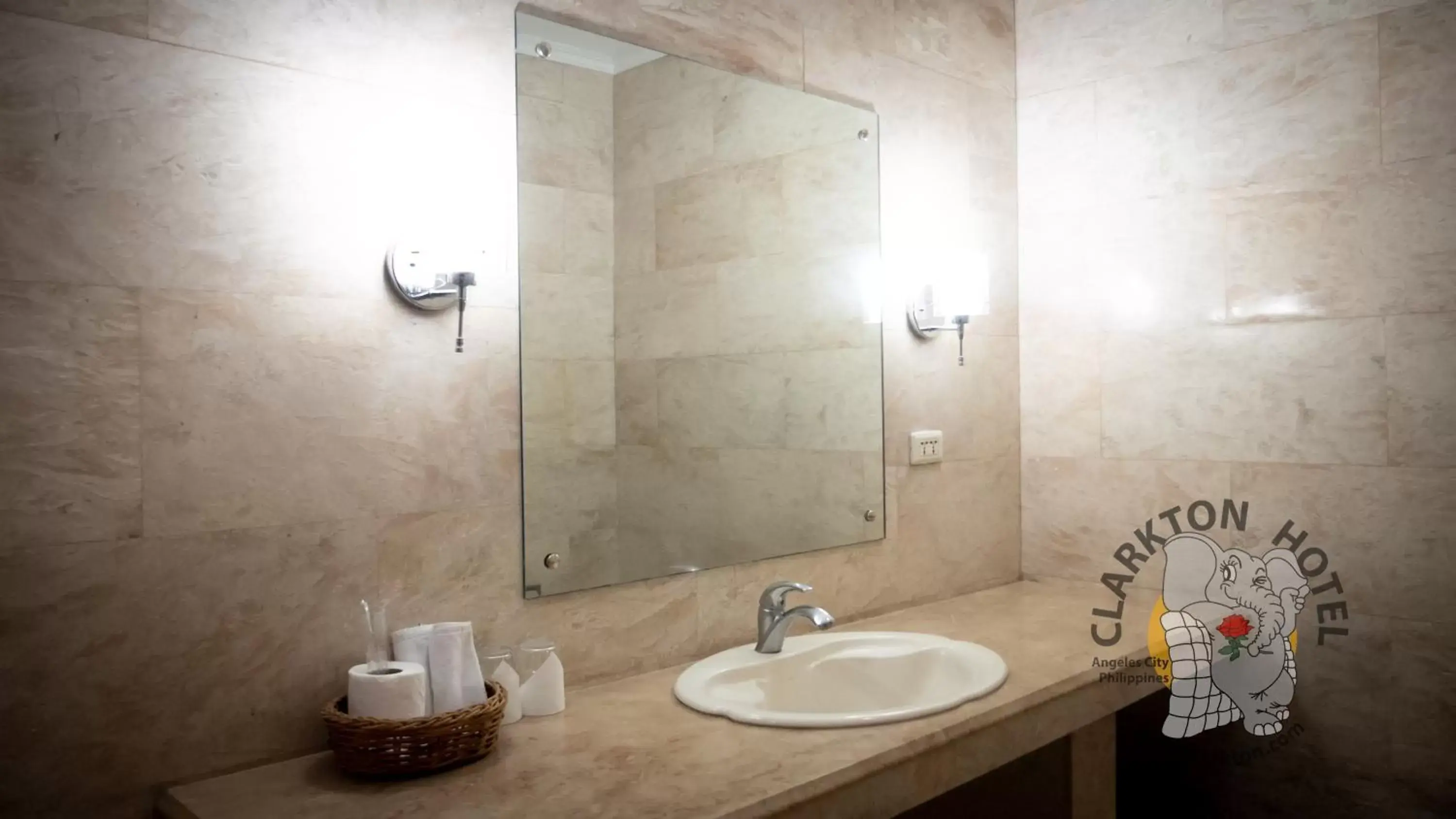 Bathroom in Clarkton Hotel Apartment