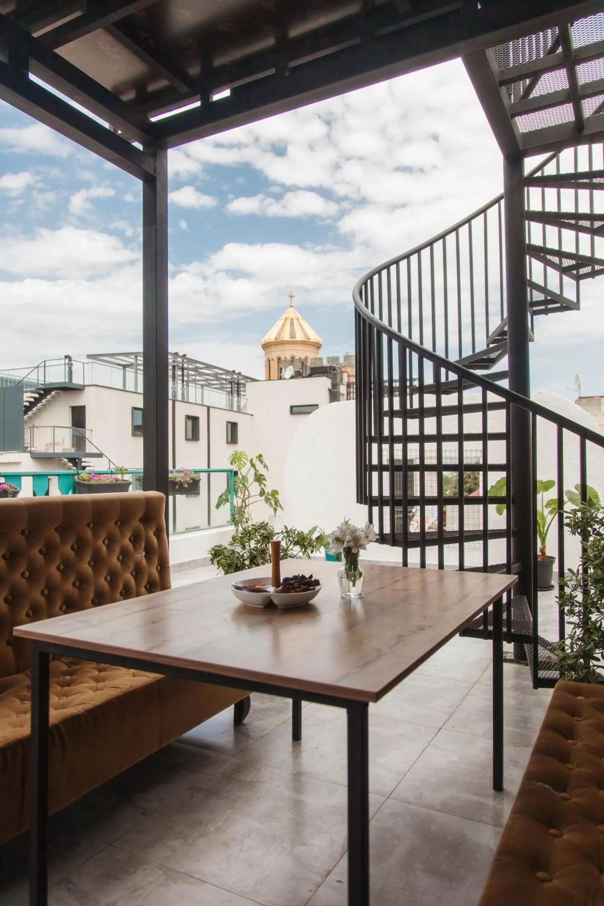 Restaurant/places to eat in Hotel Tato & CoWorking space