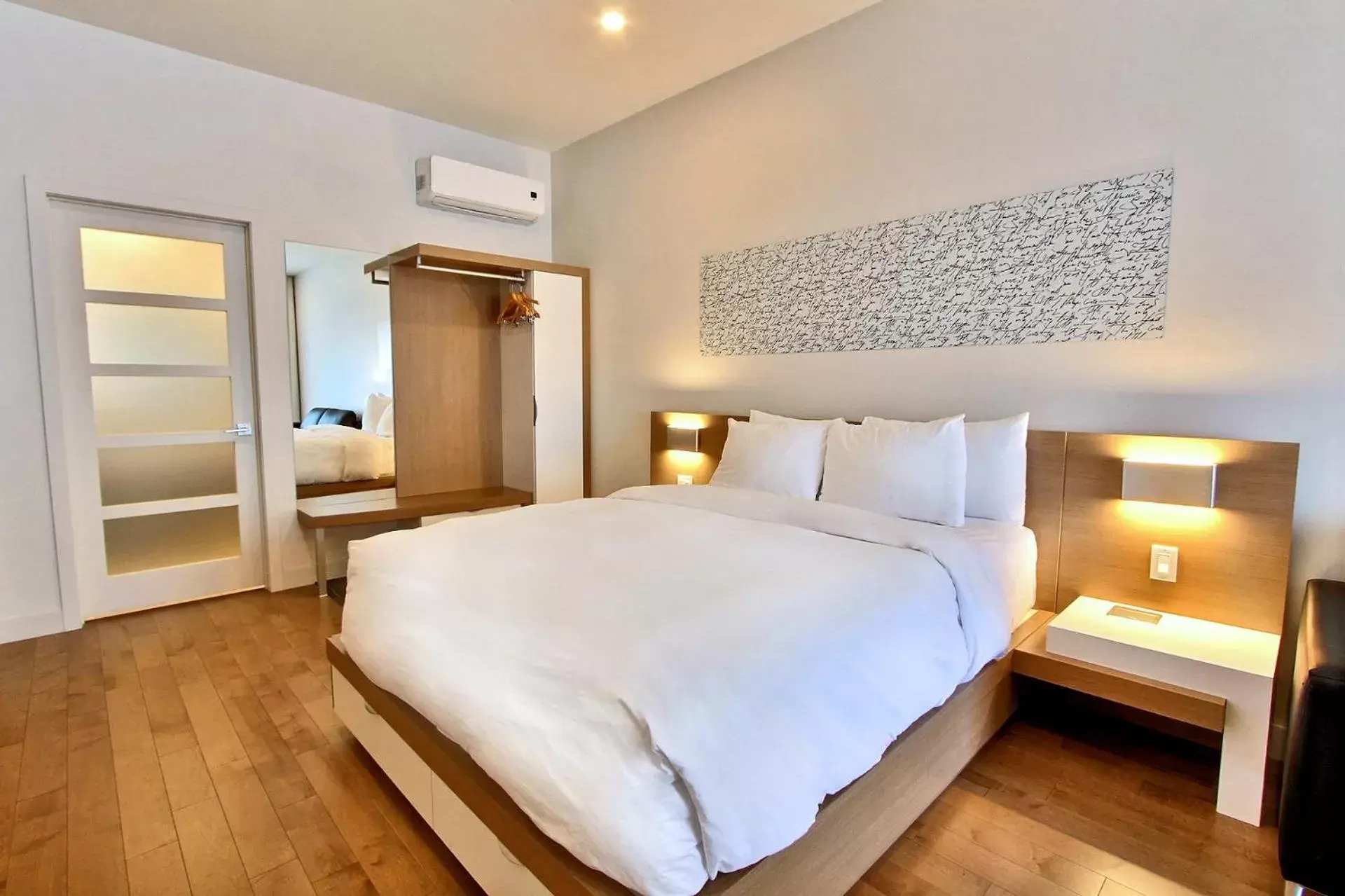 Photo of the whole room, Bed in Hôtel Le Navigateur