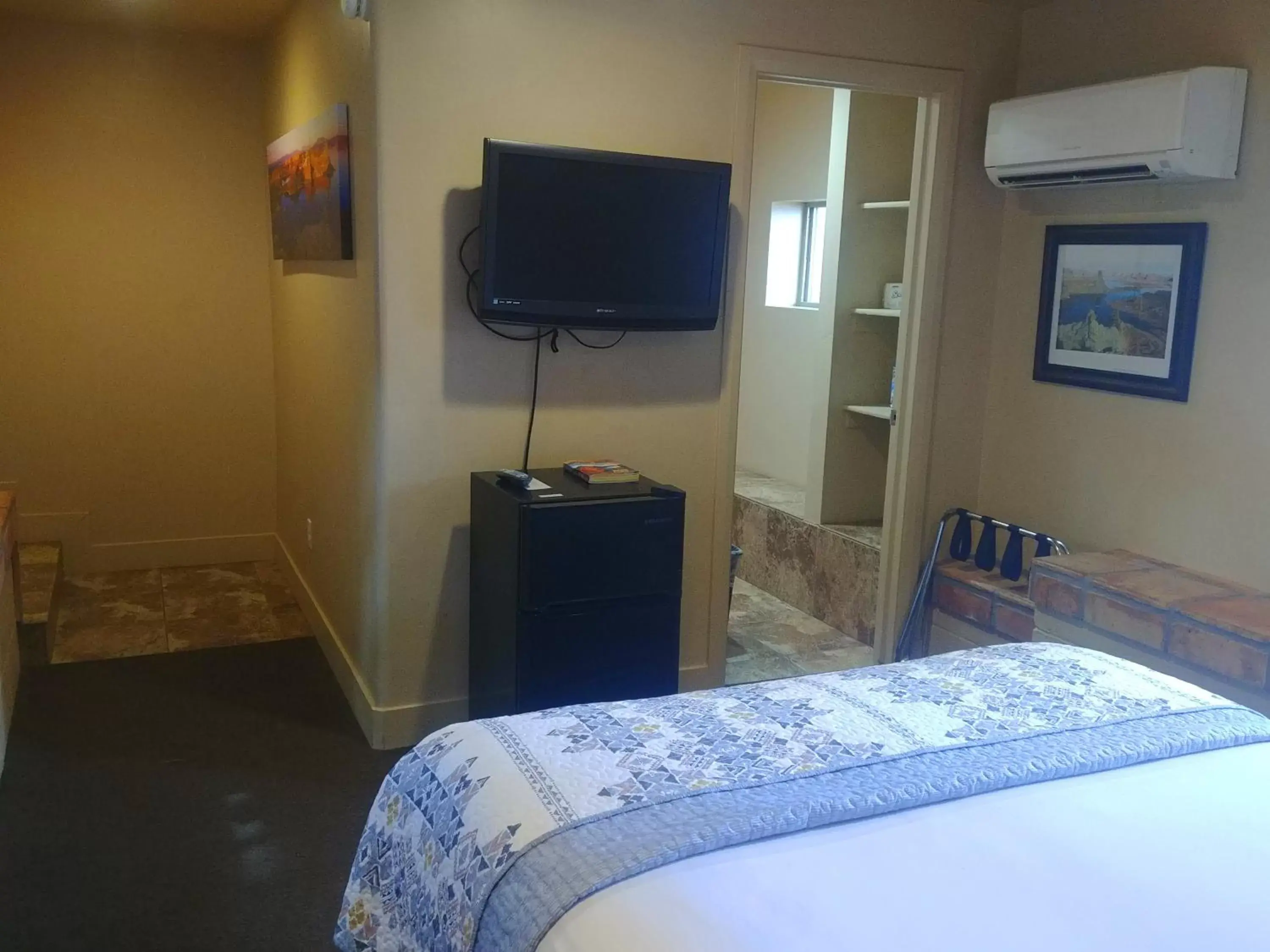 Bedroom, TV/Entertainment Center in Lake Powell Motel & Apartments