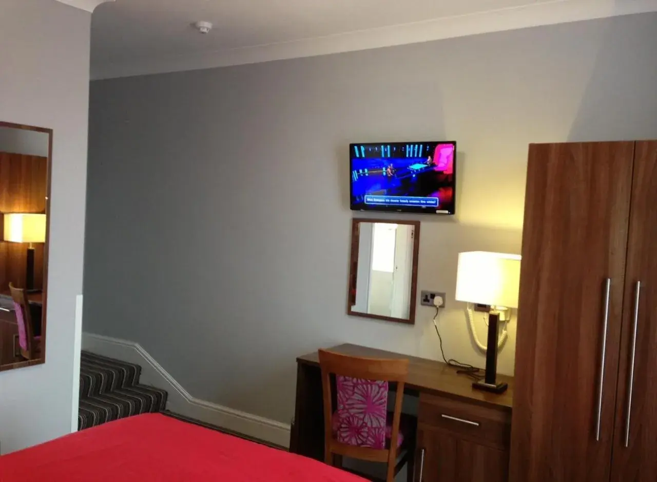 Bedroom, TV/Entertainment Center in Ely House Hotel
