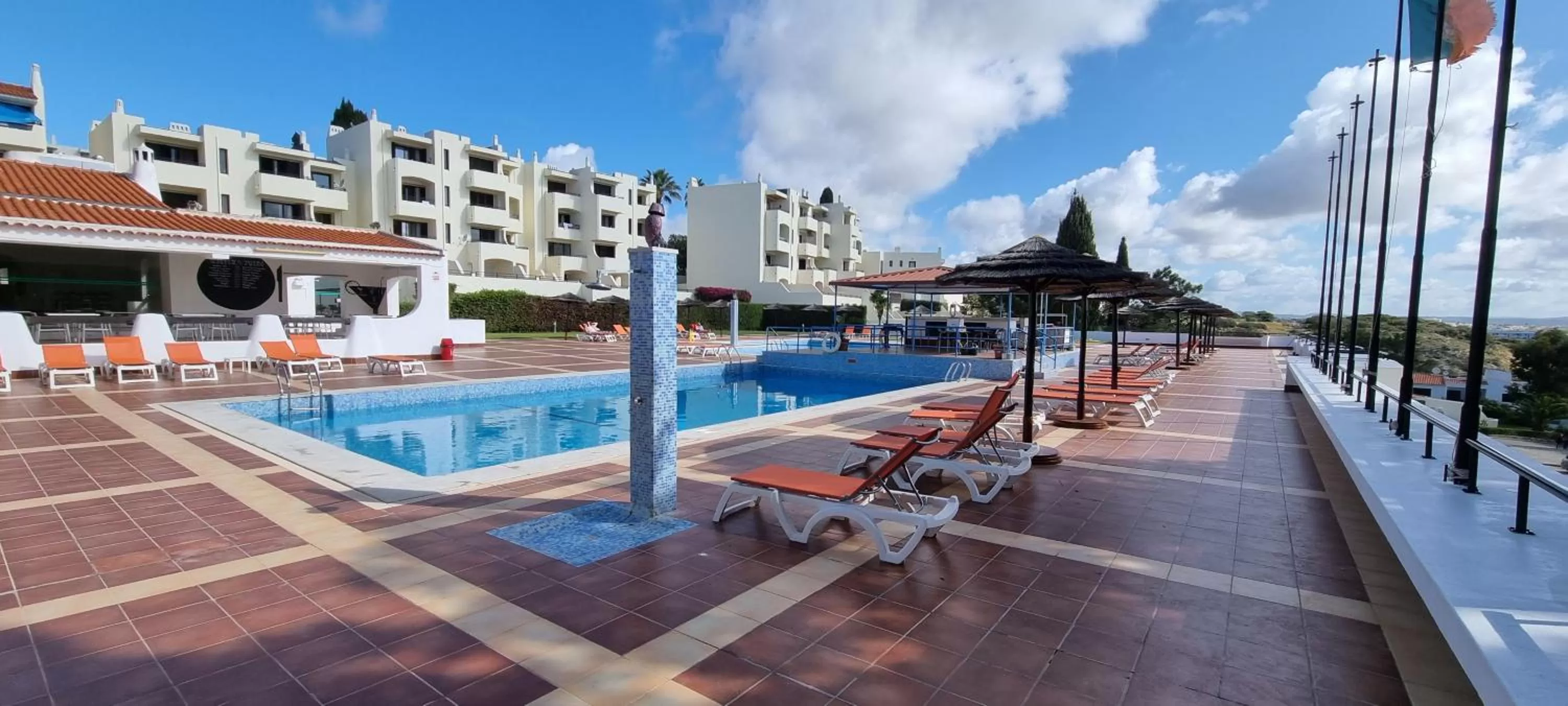 Swimming pool in Albufeira Jardim by Umbral