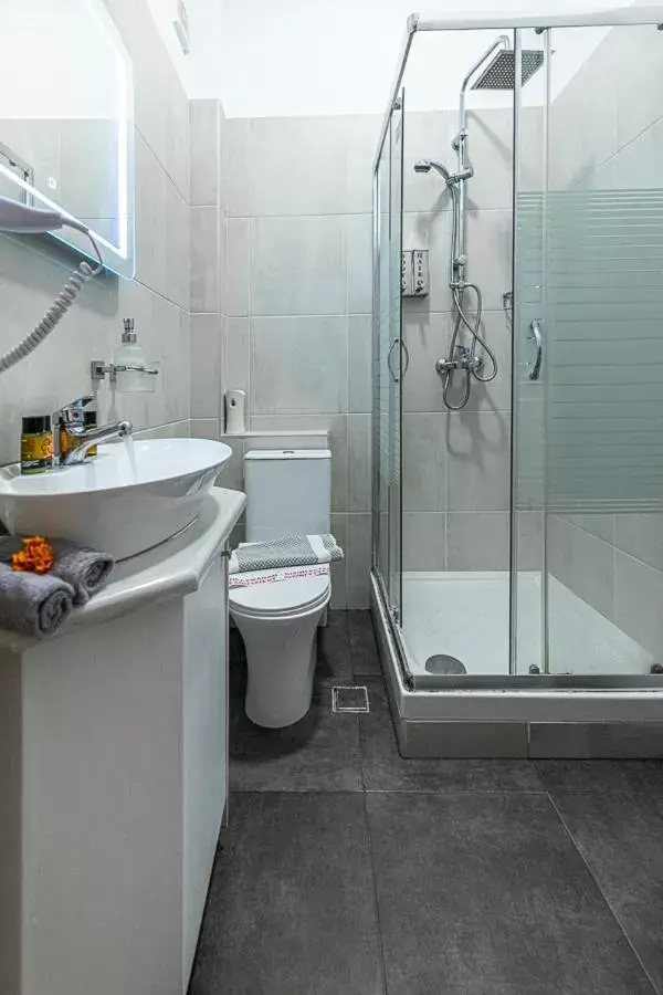 Shower, Bathroom in Comfort Stay Airport Studios - FREE shuttle from the Athens airport