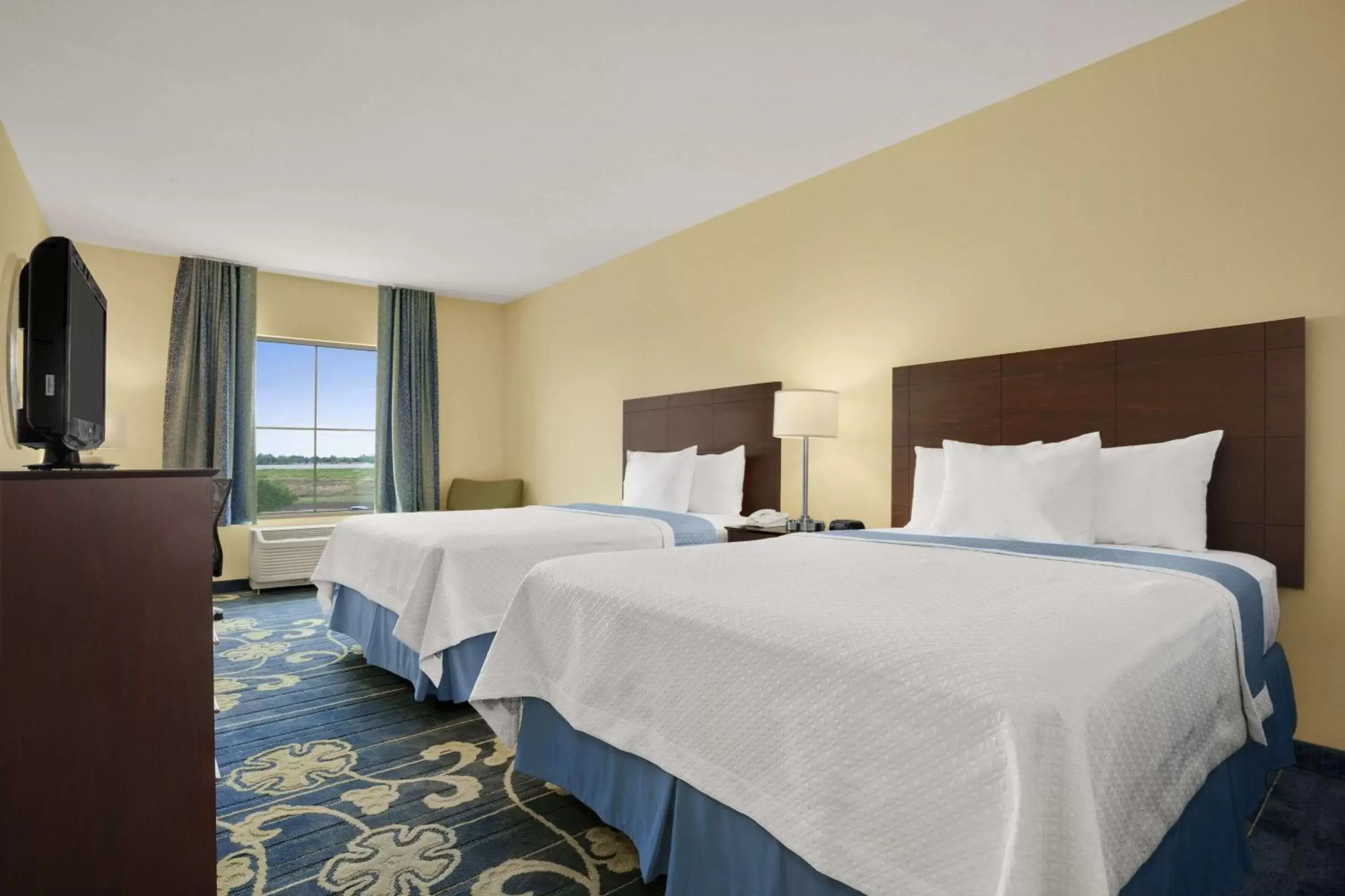 Photo of the whole room, Bed in Days Inn by Wyndham Victoria