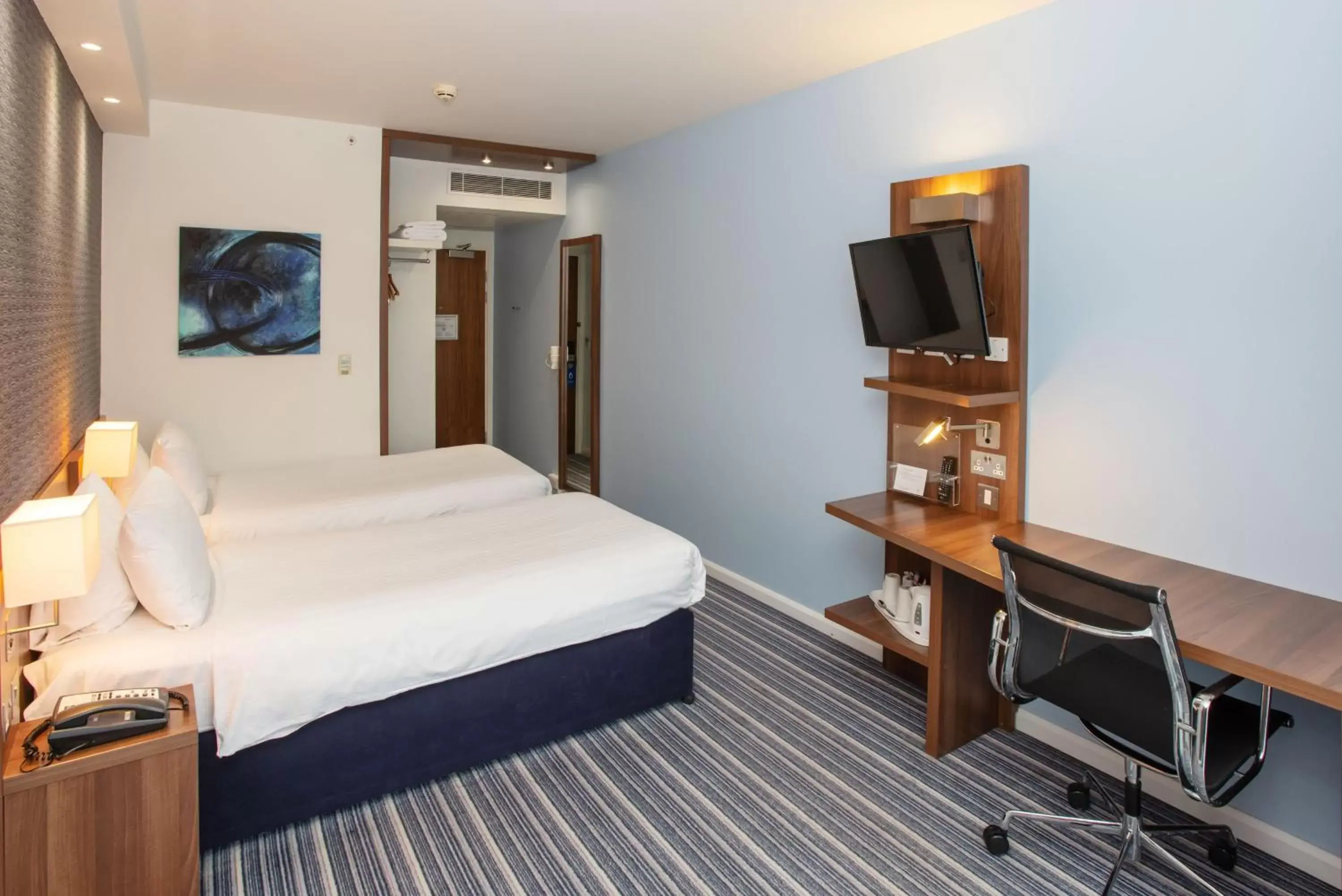 Coffee/tea facilities, Bed in Holiday Inn Express Manchester City Centre Arena, an IHG Hotel