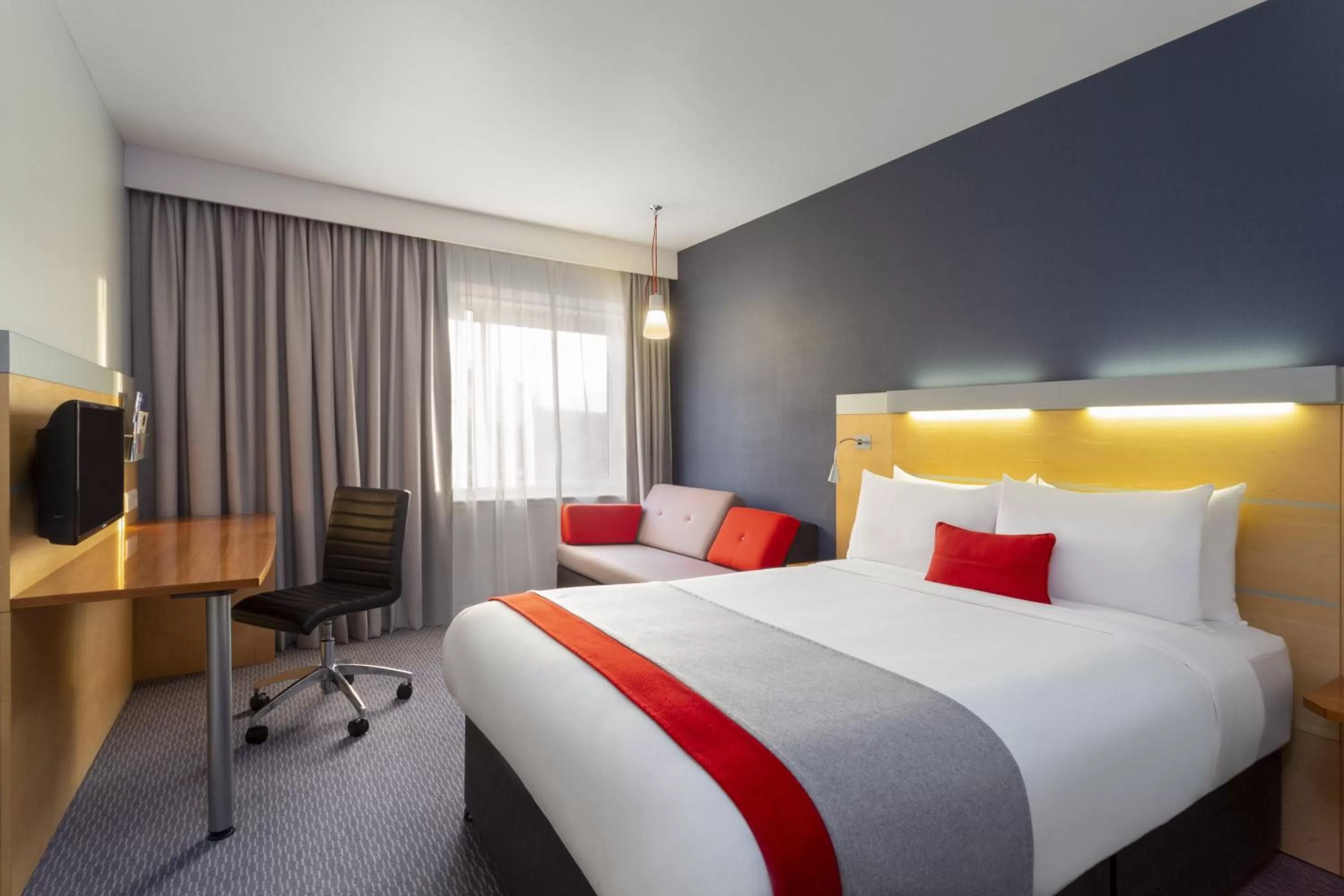 Property building, Bed in Holiday Inn Express Birmingham Redditch by IHG