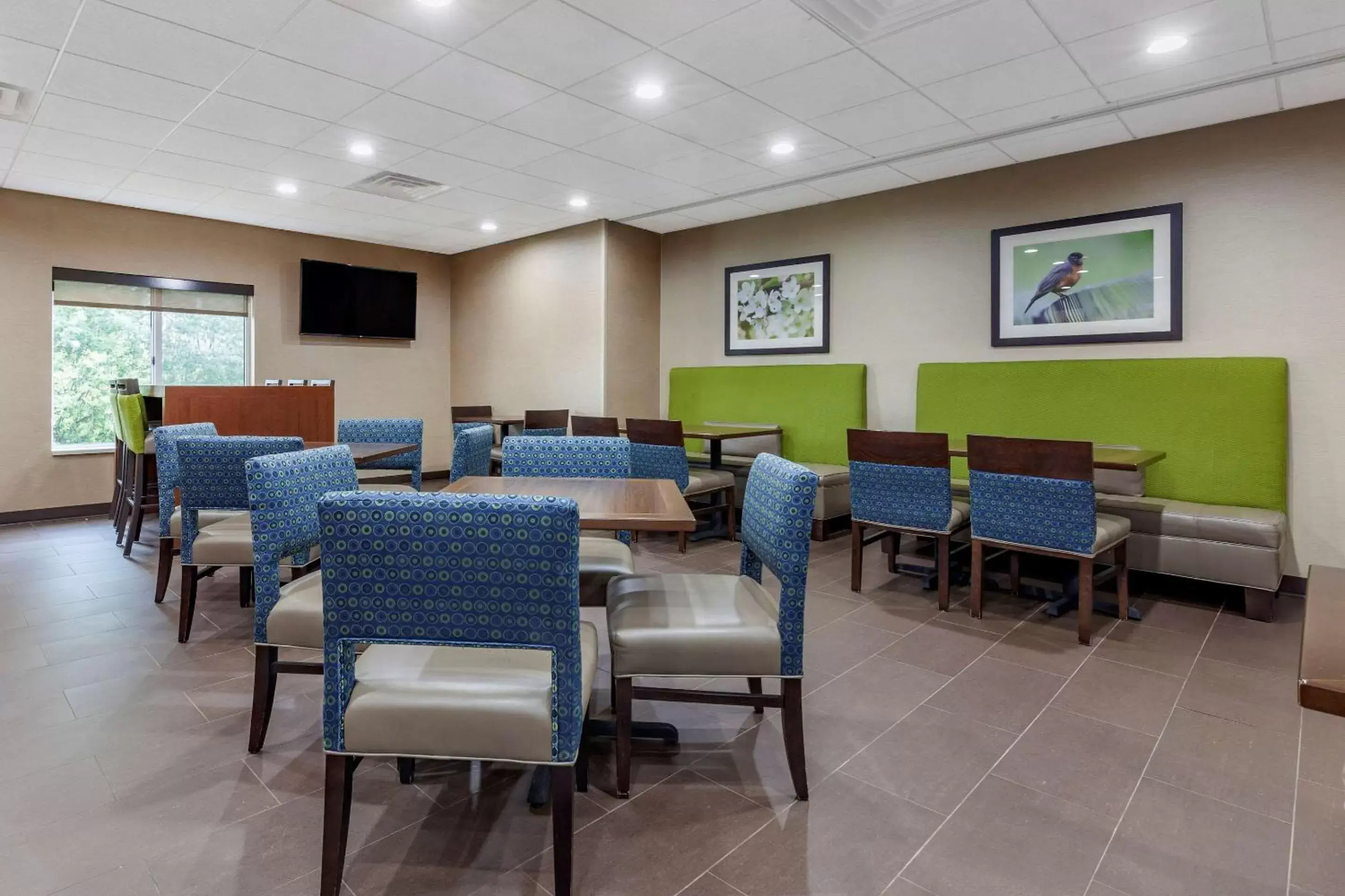 Restaurant/Places to Eat in Comfort Suites Escanaba