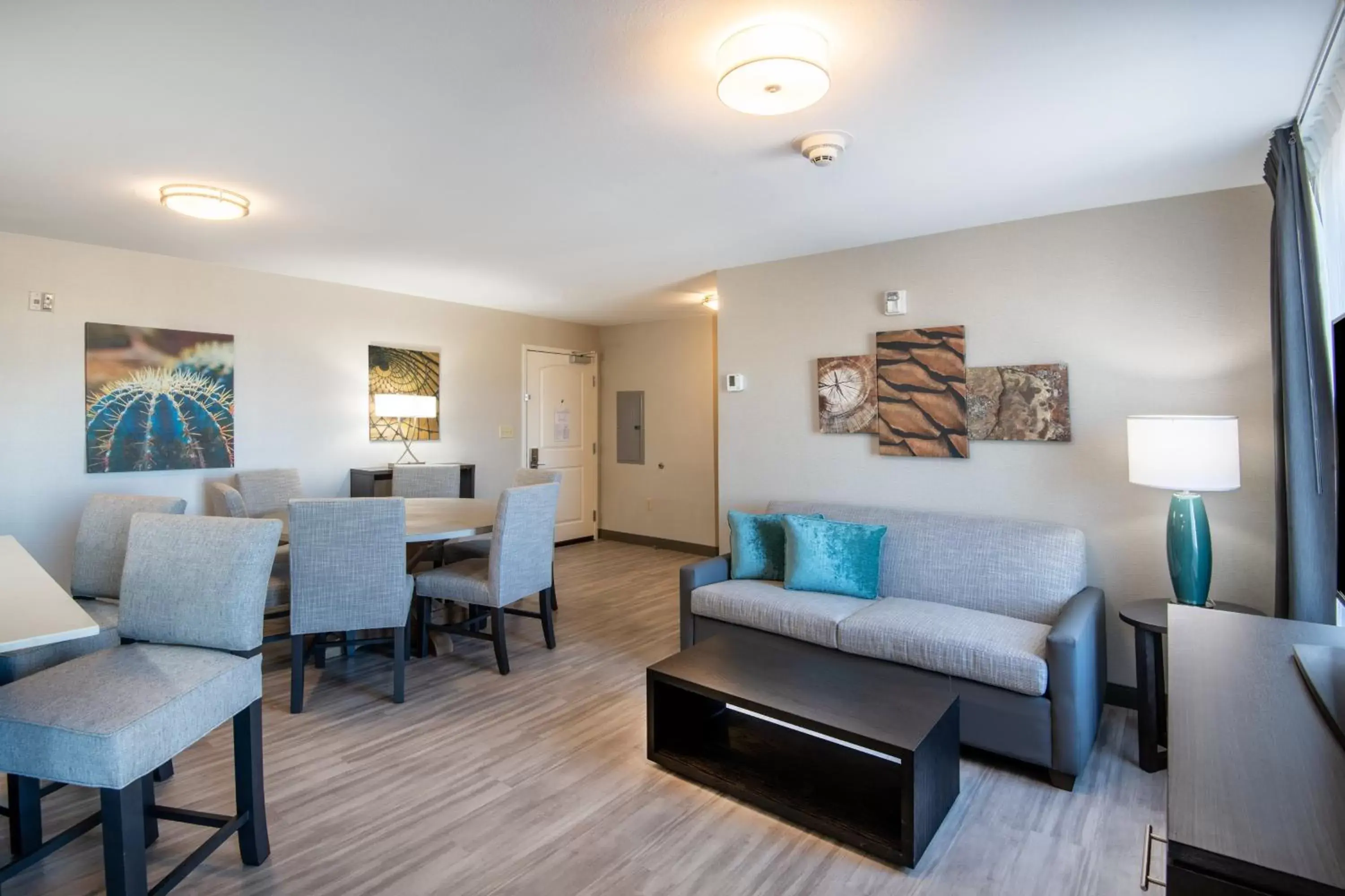 Photo of the whole room, Seating Area in Staybridge Suites - Scottsdale - Talking Stick, an IHG Hotel