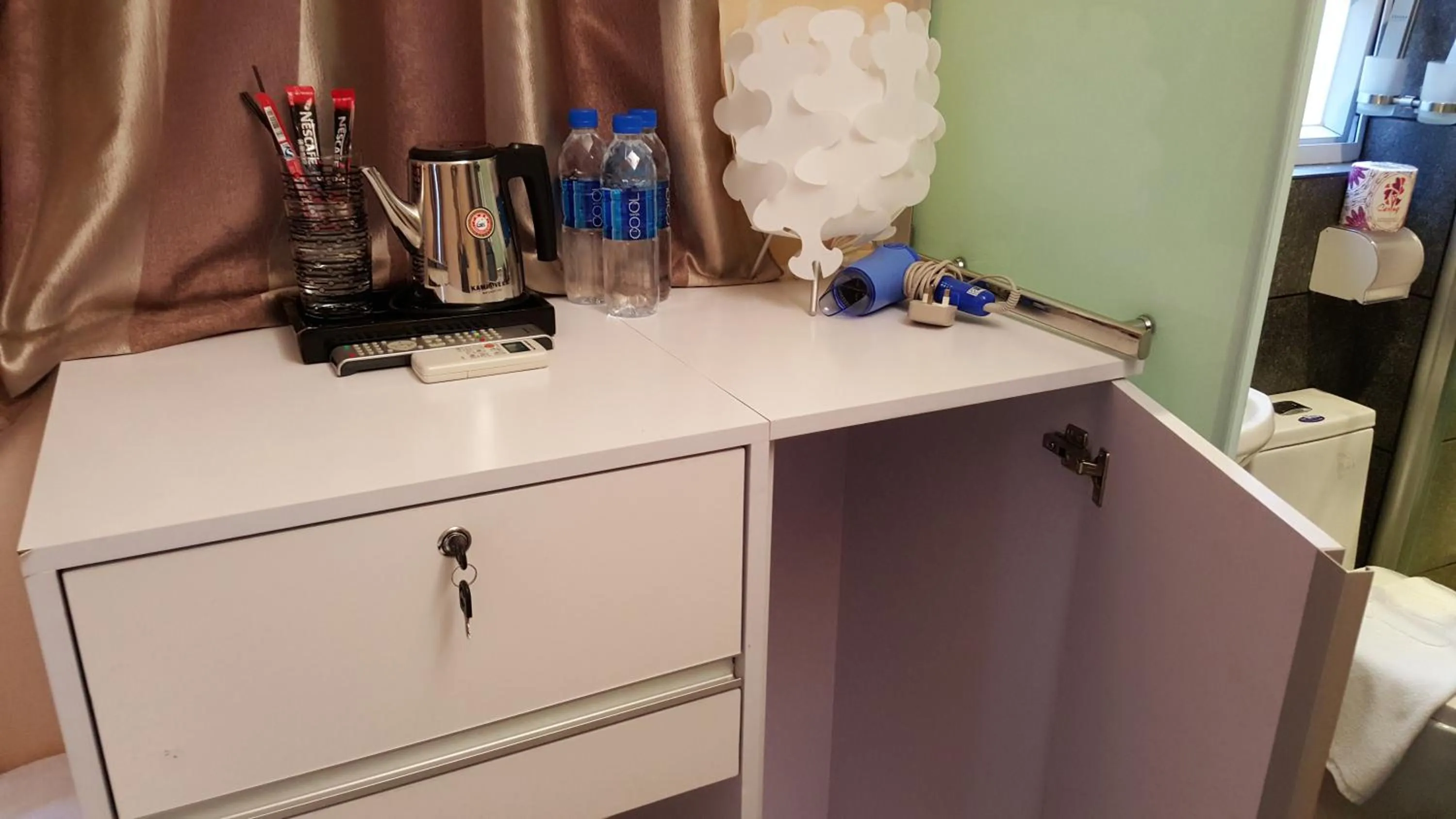 Coffee/tea facilities in Seasons Hotel - Causeway Bay