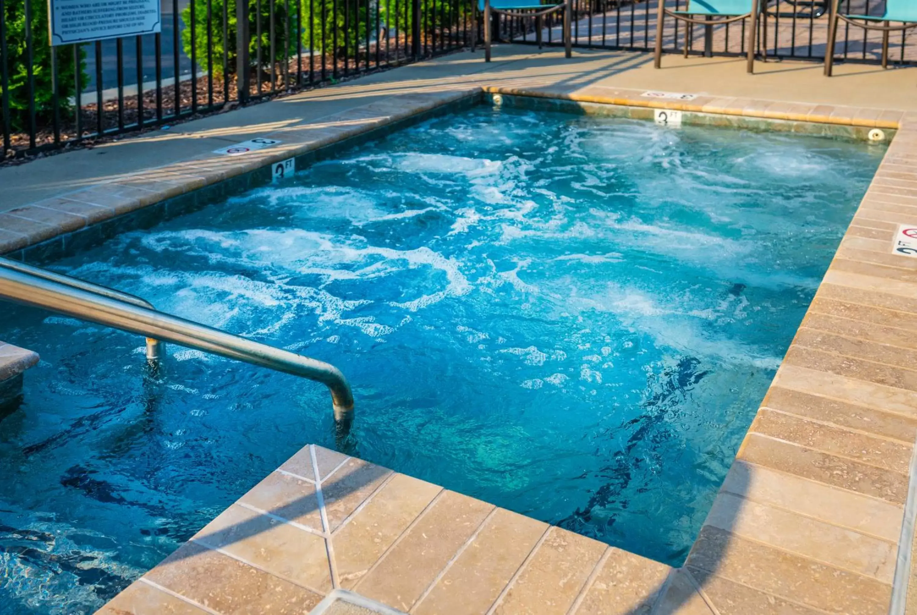 Hot Tub, Swimming Pool in Patriots Inn