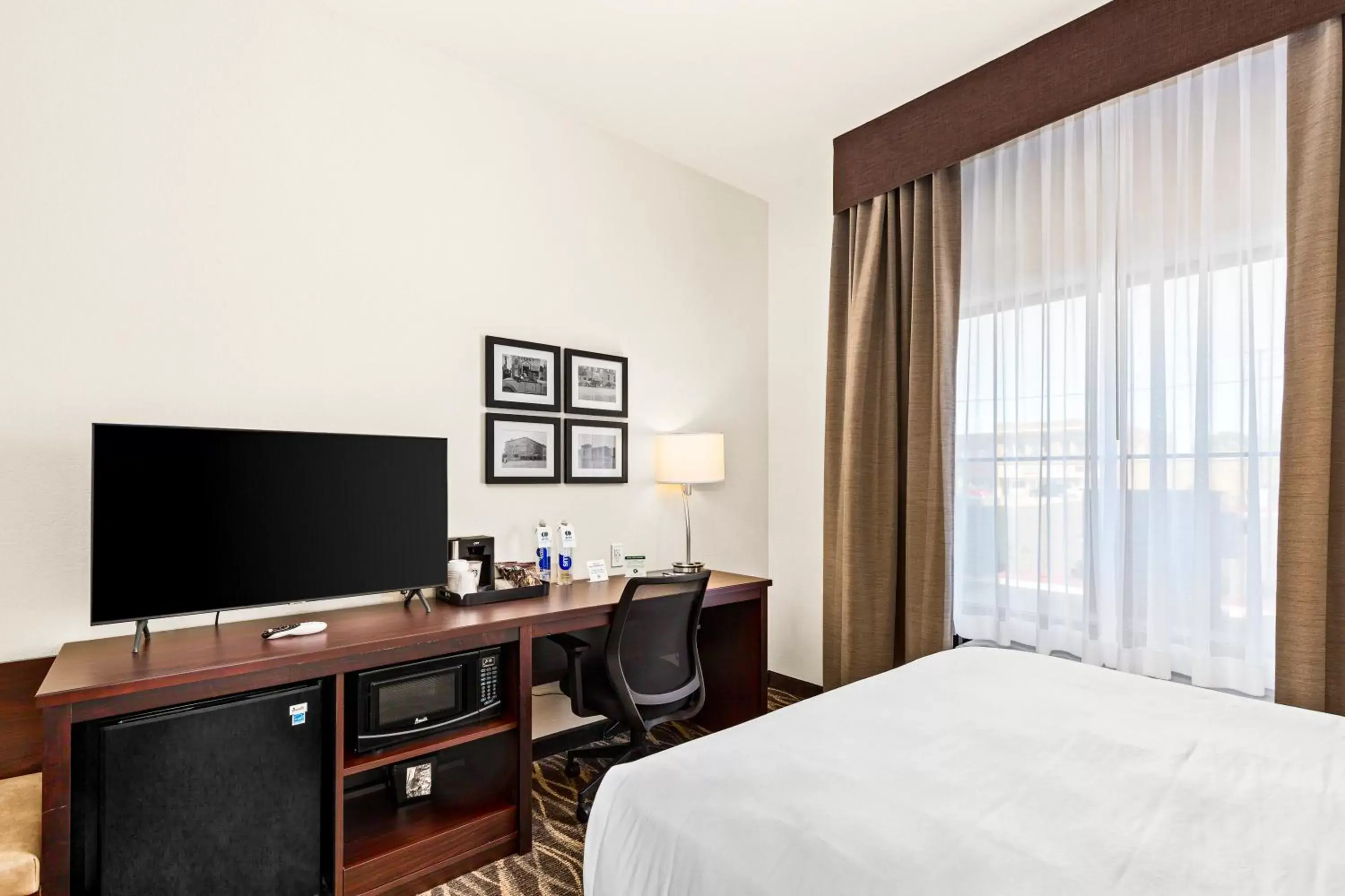 Bed, TV/Entertainment Center in Cobblestone Hotel & Suites - Superior Duluth