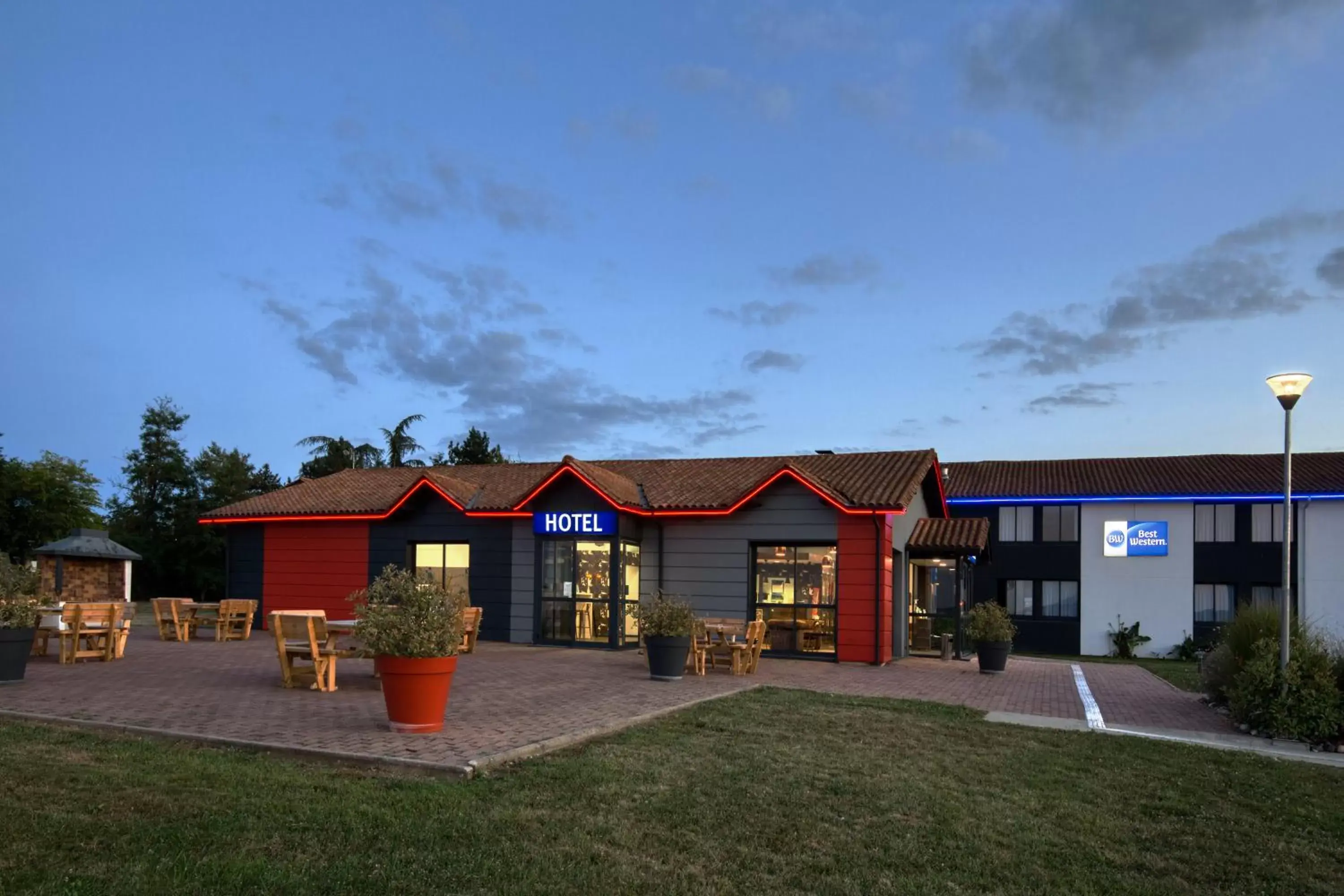 Property building in Best Western Hôtel Agen Le Passage, Agen Sud Property building in Best Western Hôtel Agen Le Passage, Agen Sud