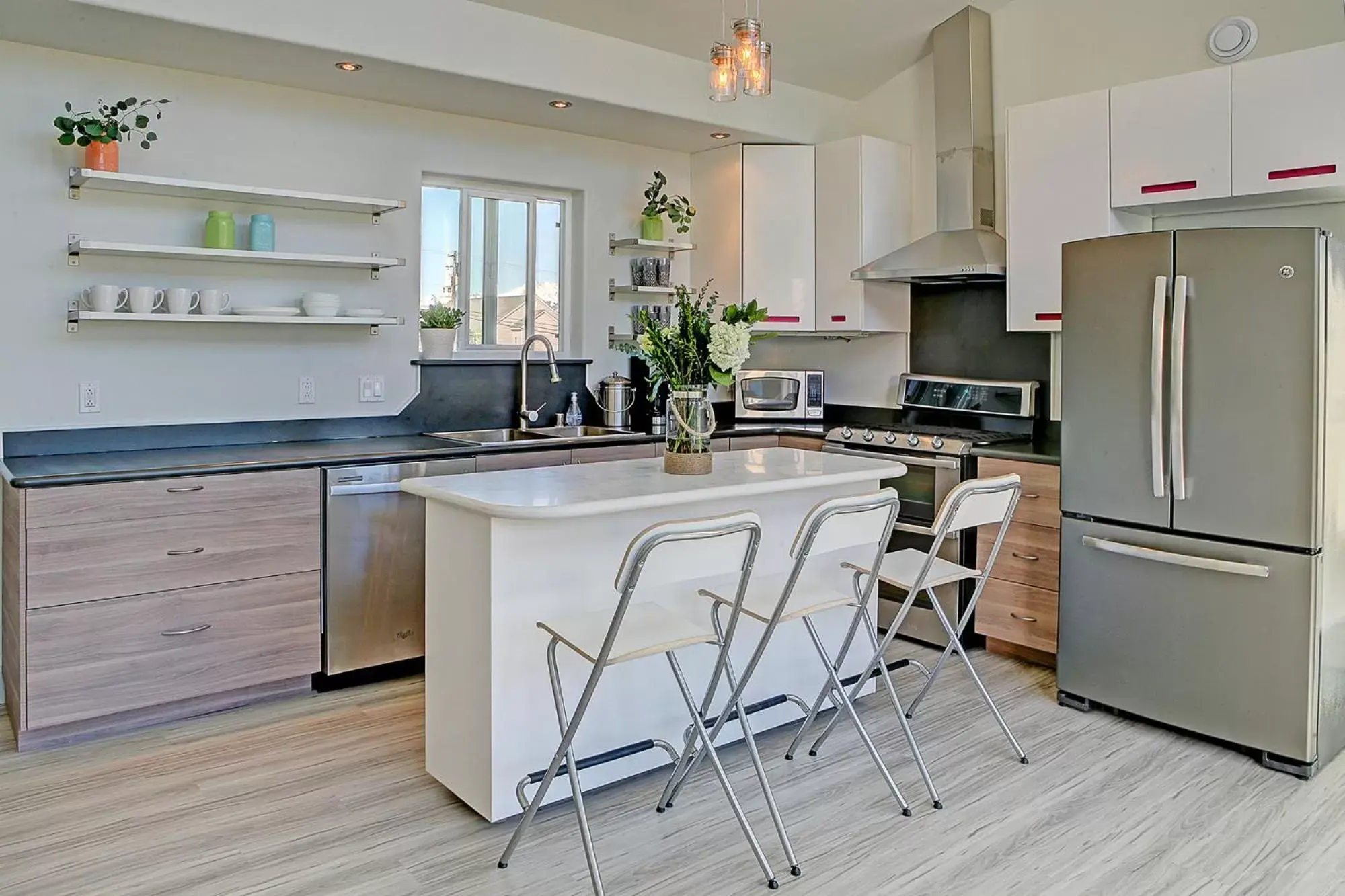 Dining area, Kitchen/Kitchenette in The Vue B&B