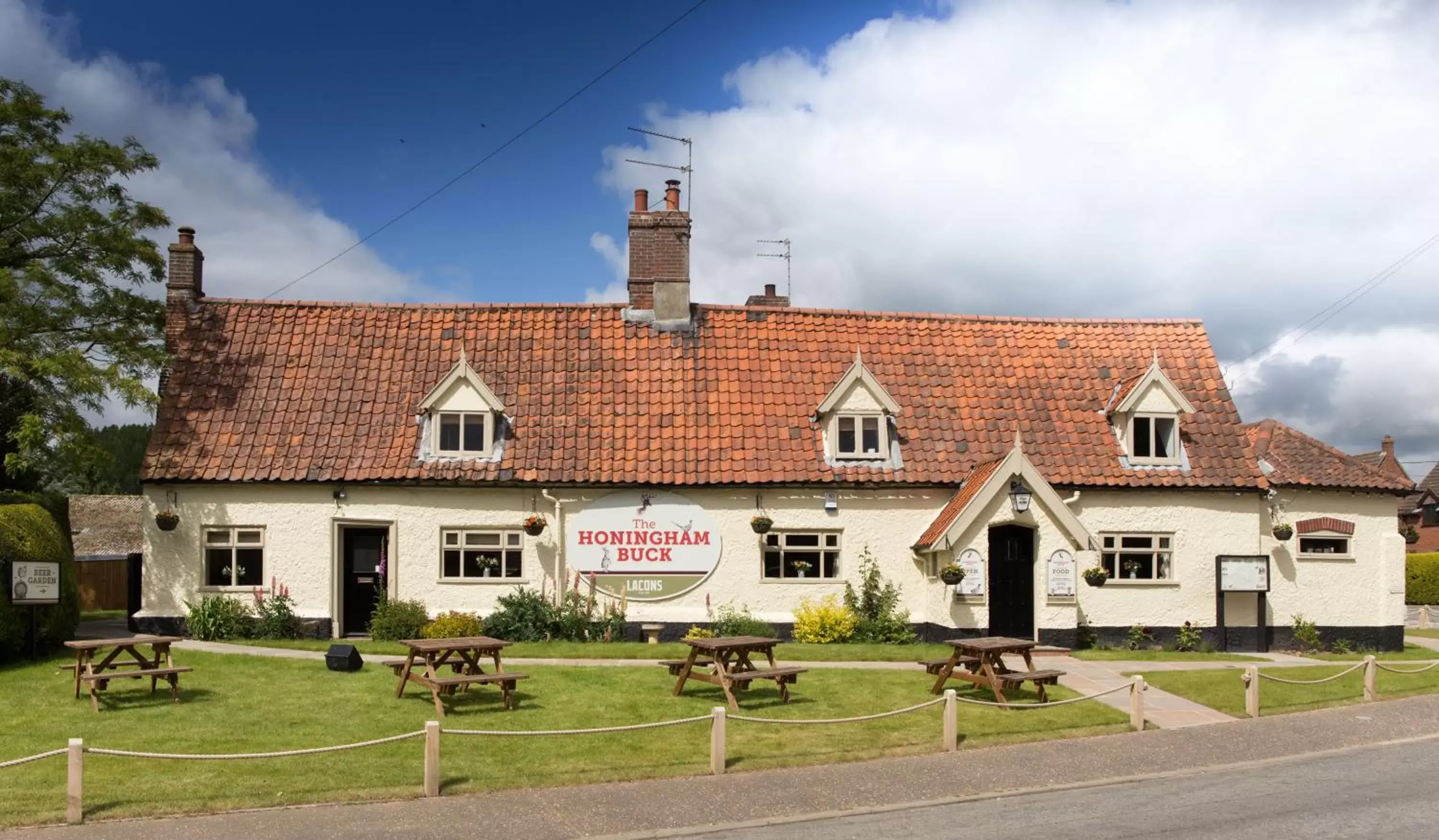 Facade/entrance, Property Building in The Honingham Buck