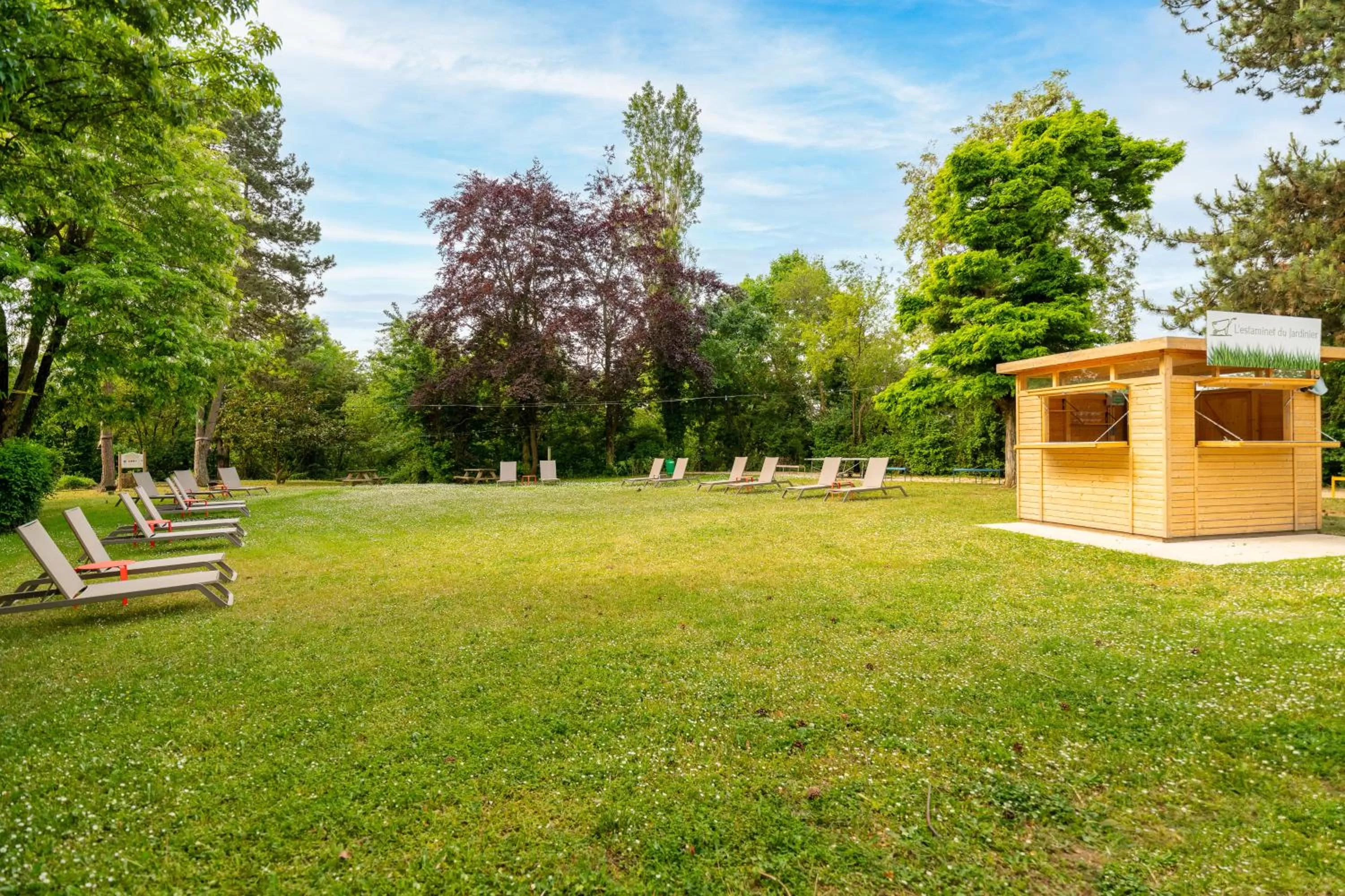 Garden in B&B HOTEL Lyon Nord 4 étoiles
