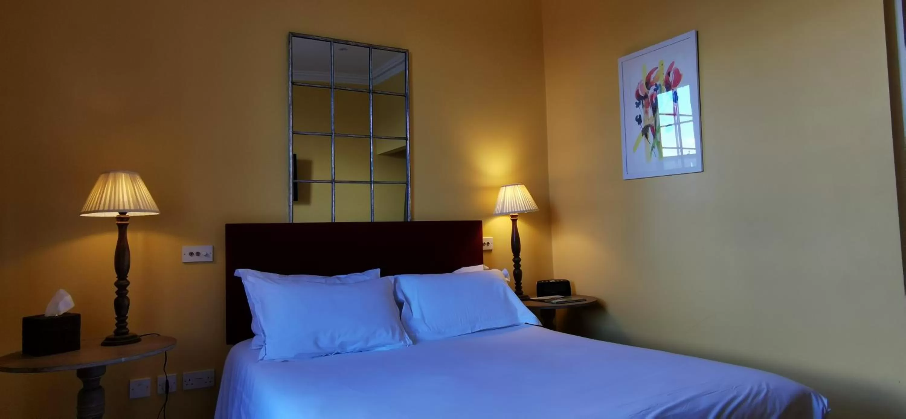 Bedroom, Bed in Buccleuch and Queensberry Arms Hotel