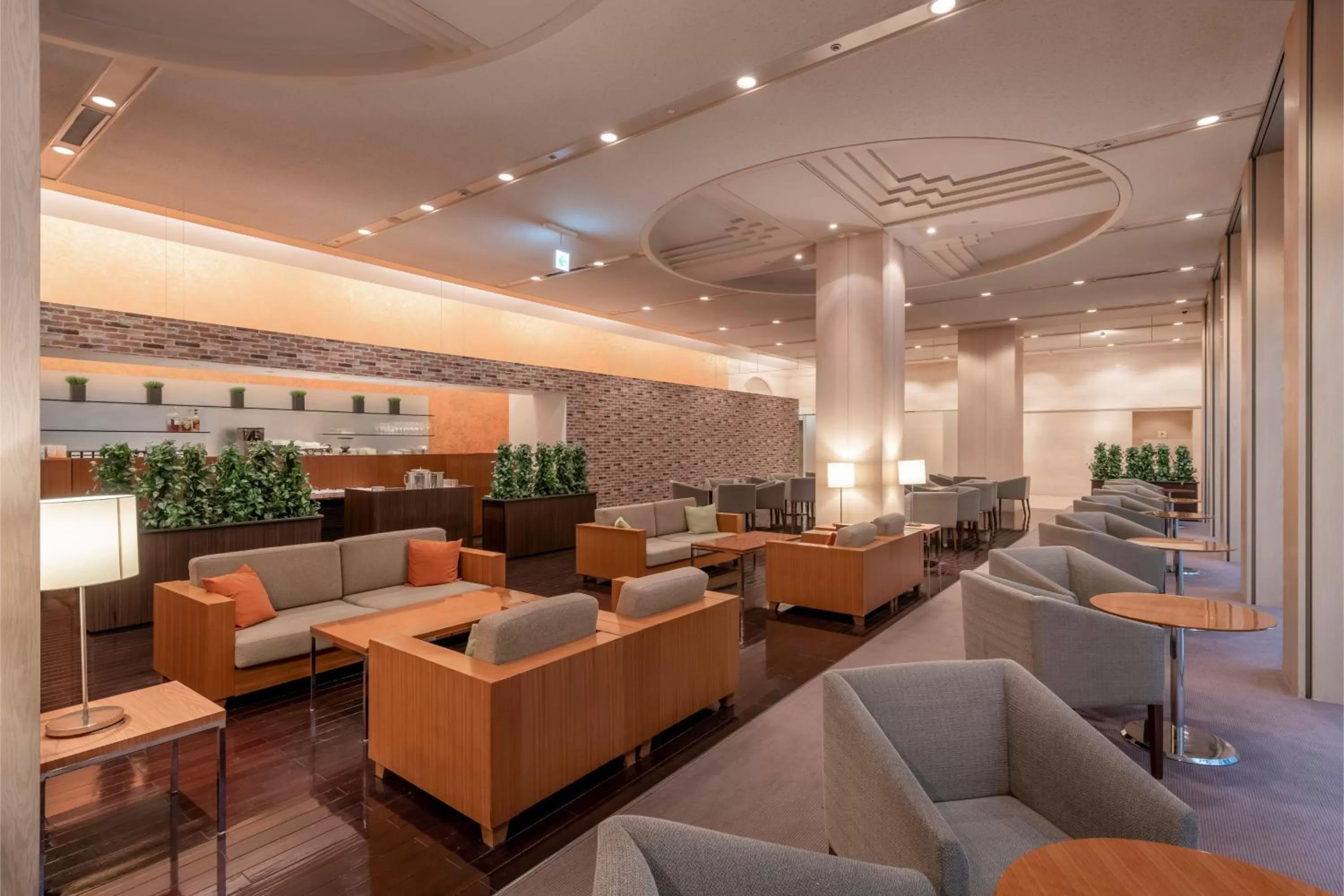 Lounge or bar in ANA Crowne Plaza Kobe by IHG