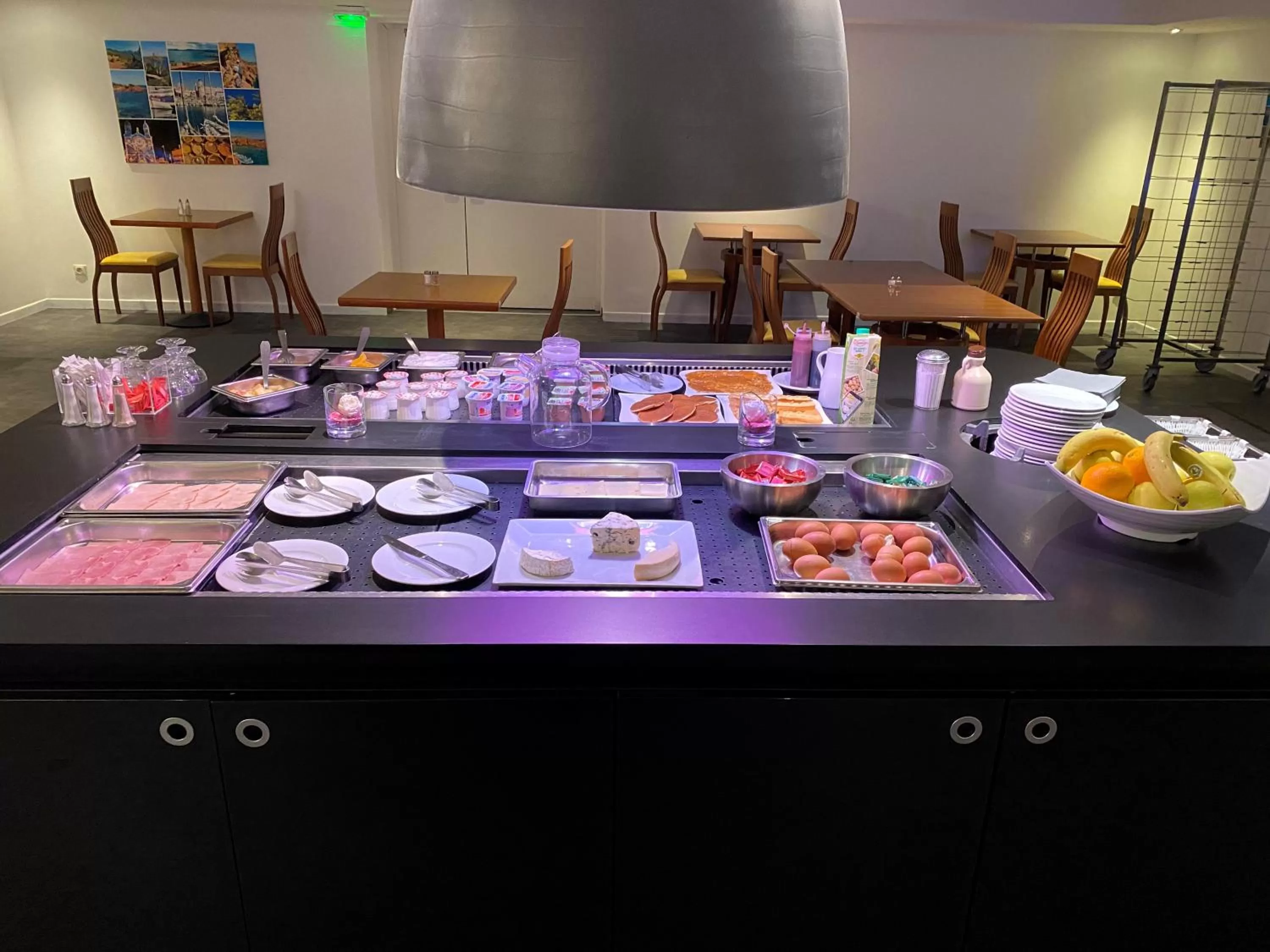 Breakfast in Hôtel restaurant Kyriad Fréjus