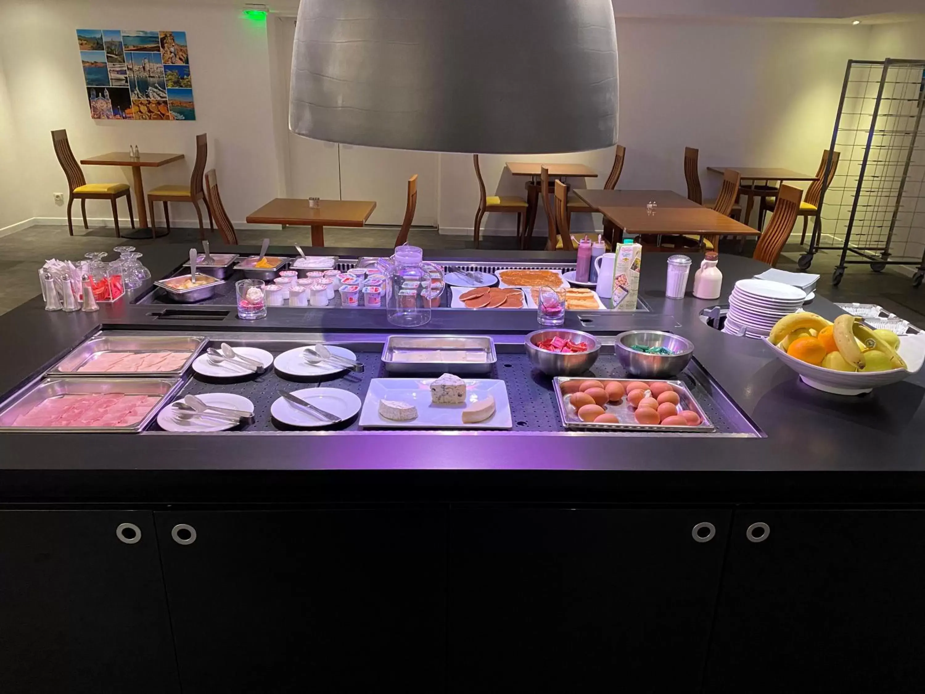 Breakfast in Hôtel restaurant Kyriad Fréjus Breakfast in Hôtel restaurant Kyriad Fréjus