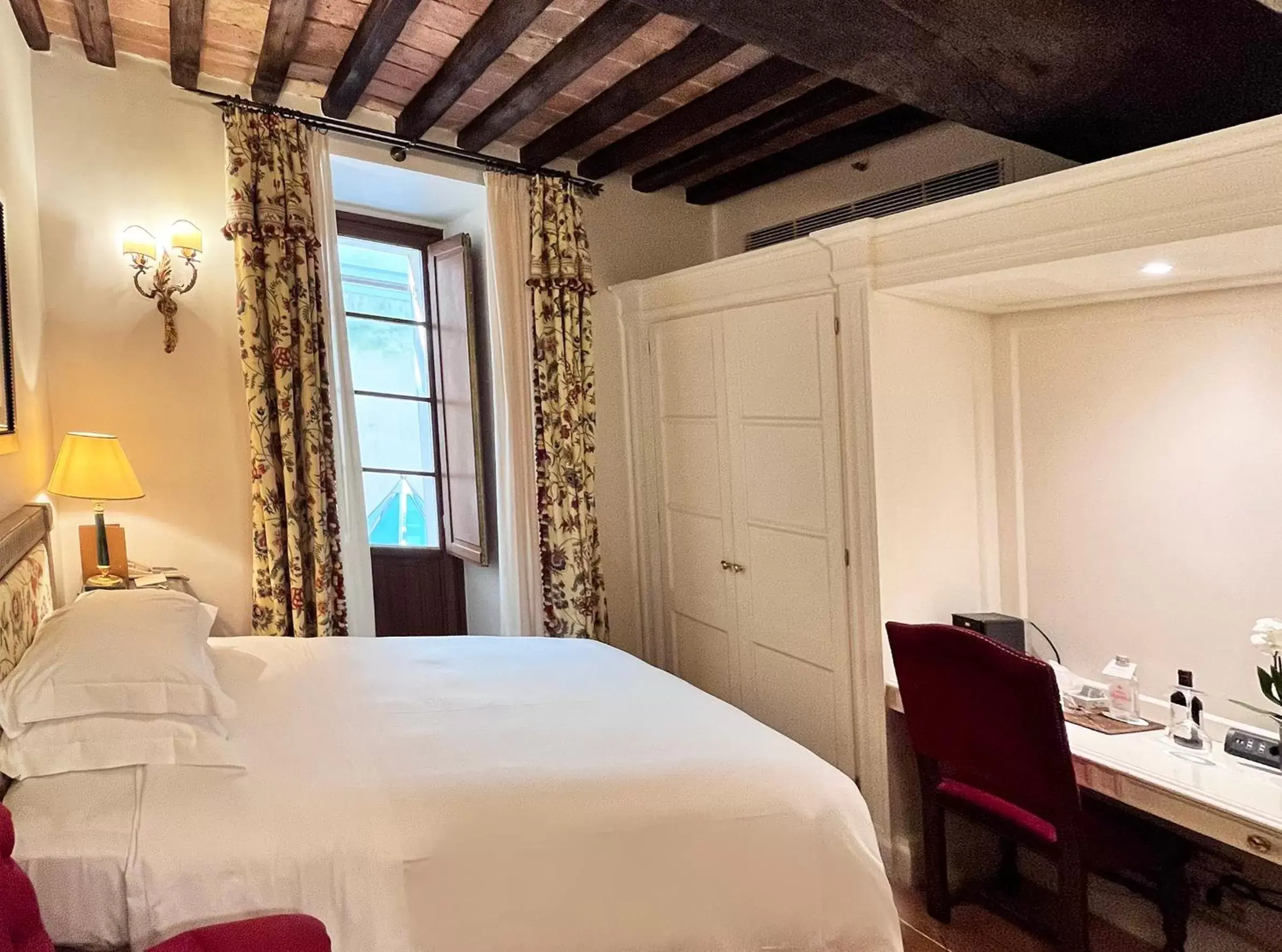 Bedroom, Bed in Grand Hotel Continental Siena - Starhotels Collezione