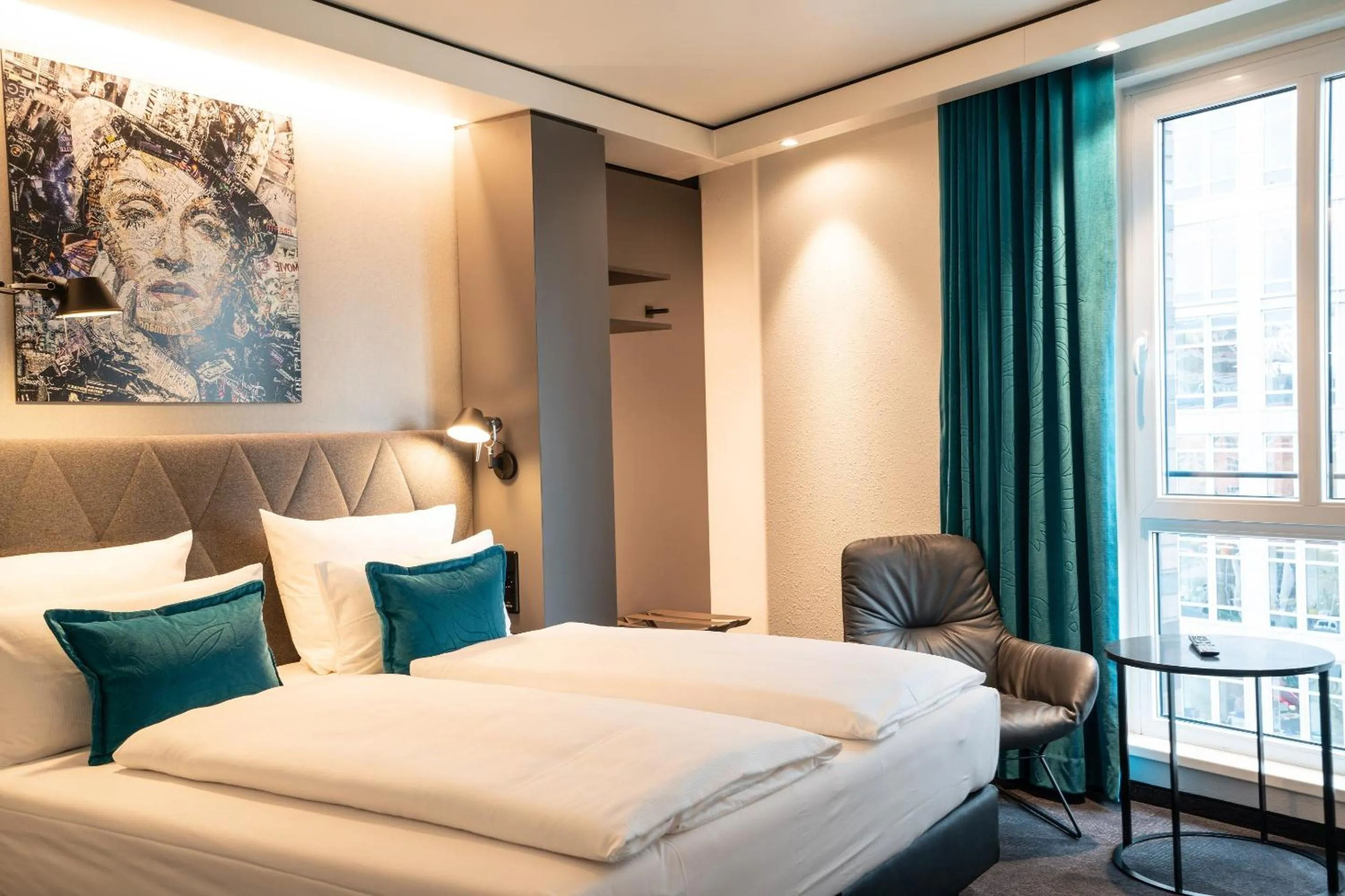 Property building, Bed in Motel One Berlin-Spittelmarkt