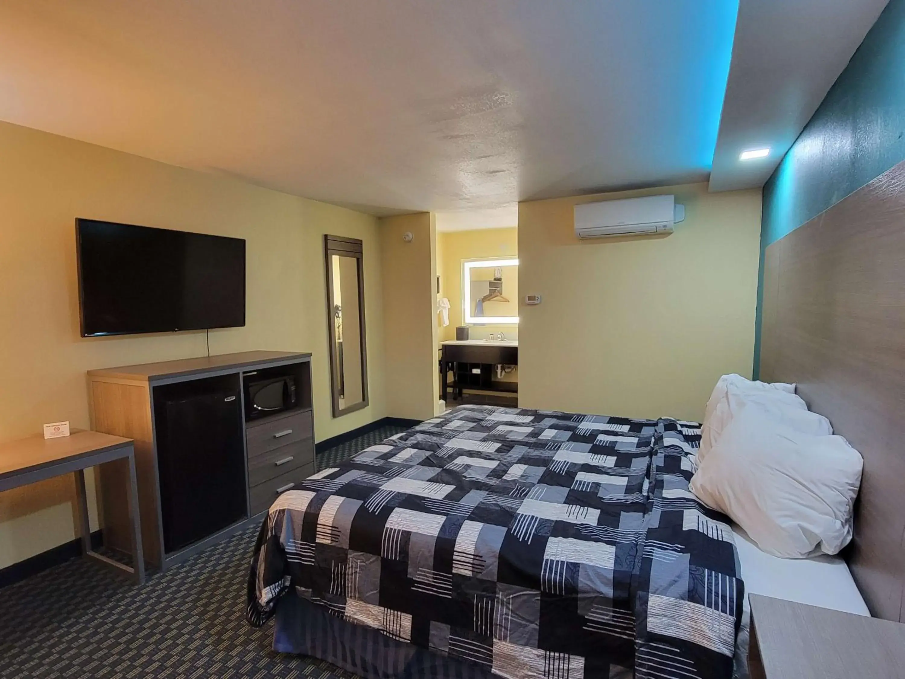 Photo of the whole room, Bed in SureStay Plus Hotel by Best Western Odessa