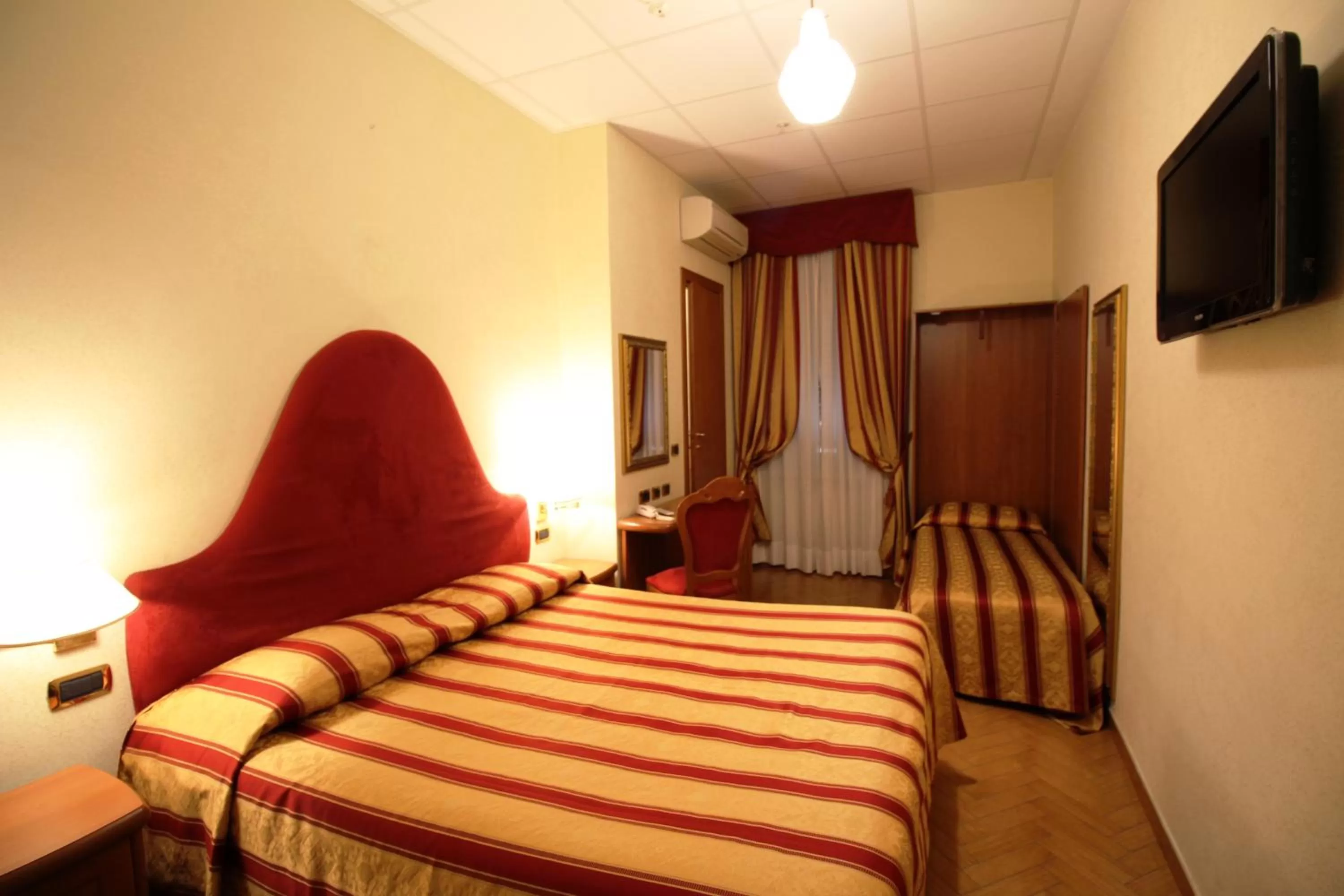 Bed in Hotel Brignole