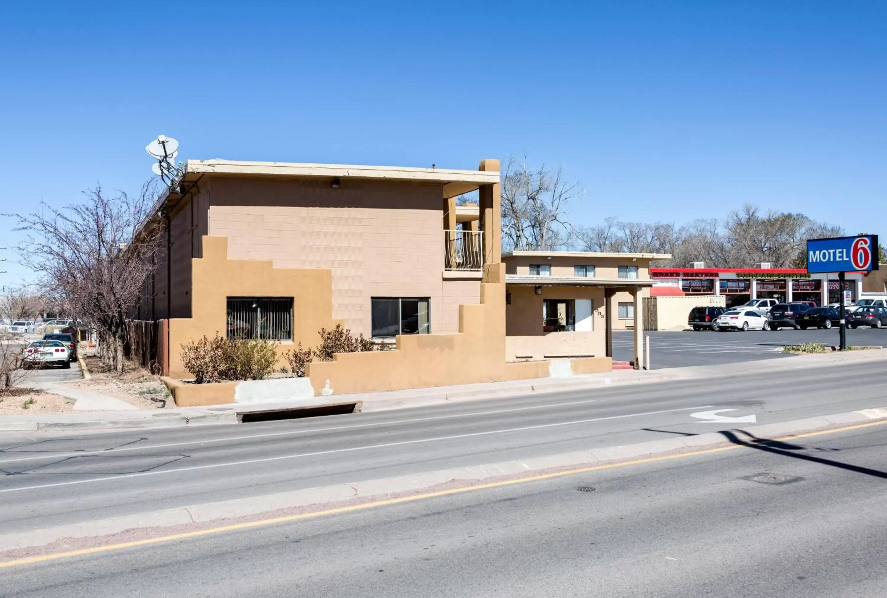 Facade/entrance, Property Building in Motel 6-Santa Fe, NM - Downtown