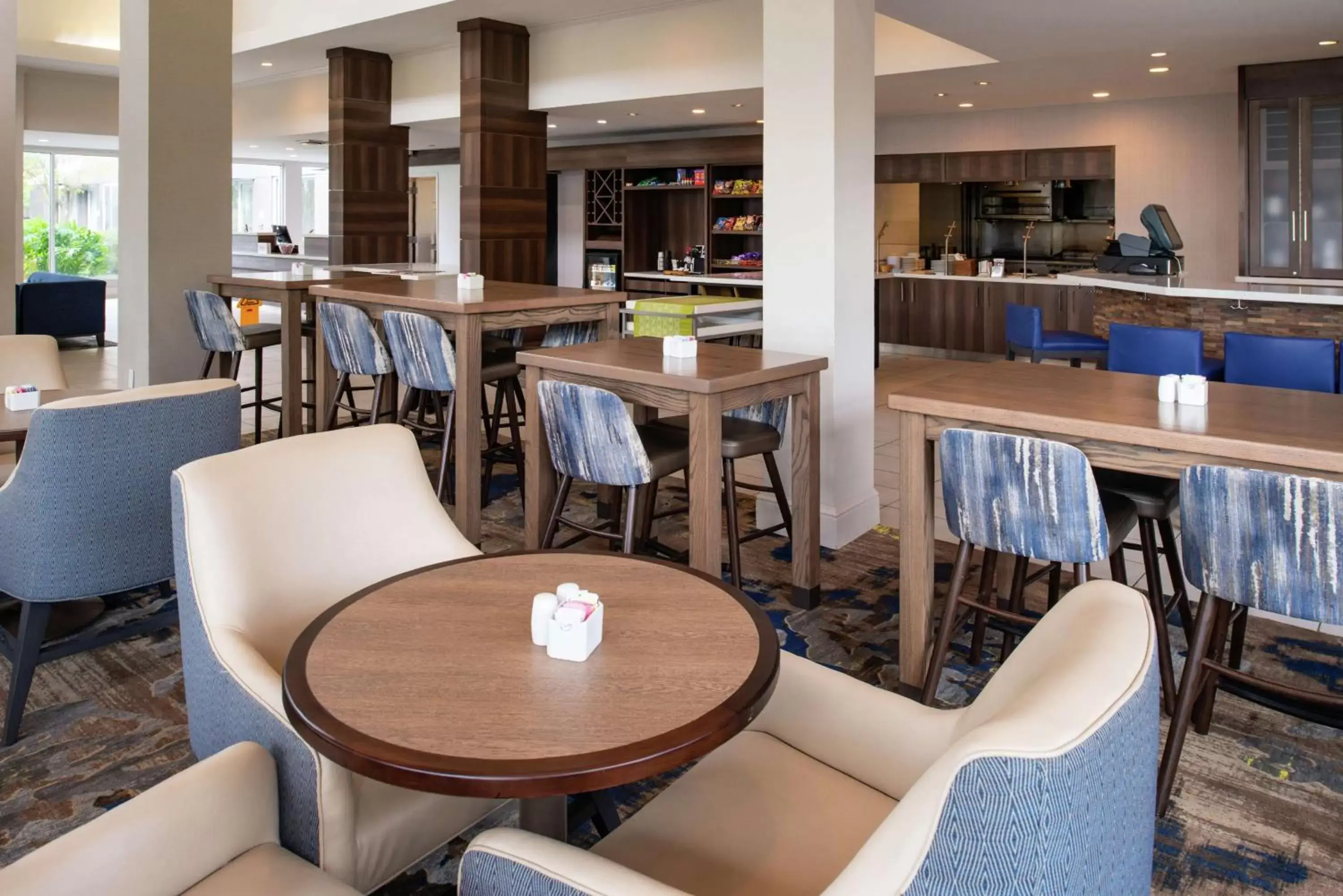 Seating area, Restaurant/Places to Eat in Hilton Garden Inn Baton Rouge Airport