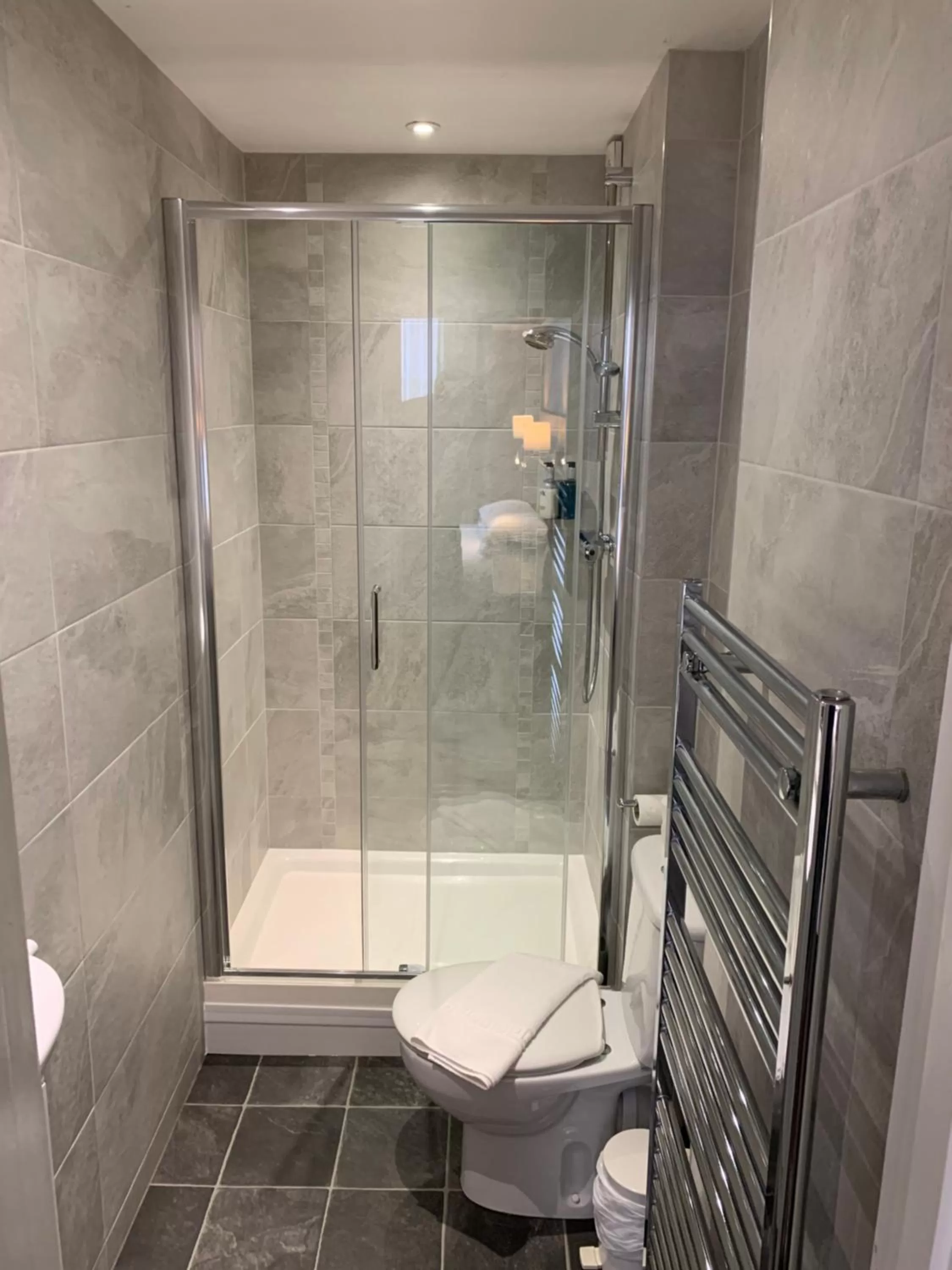 Shower in Hedley House Hotel & Apartments