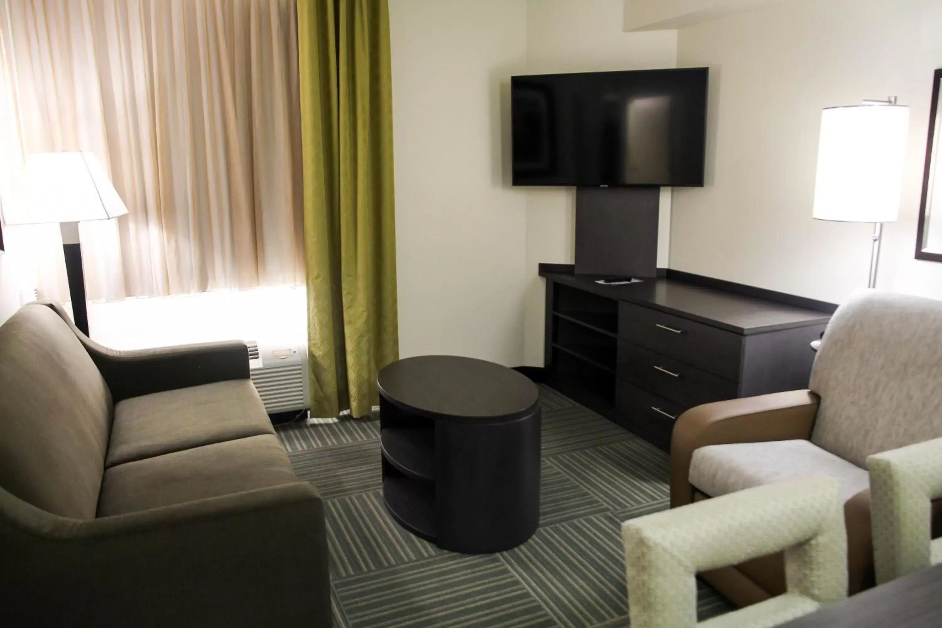 Bedroom, Seating Area in Candlewood Suites Richmond North-Glen Allen, an IHG Hotel