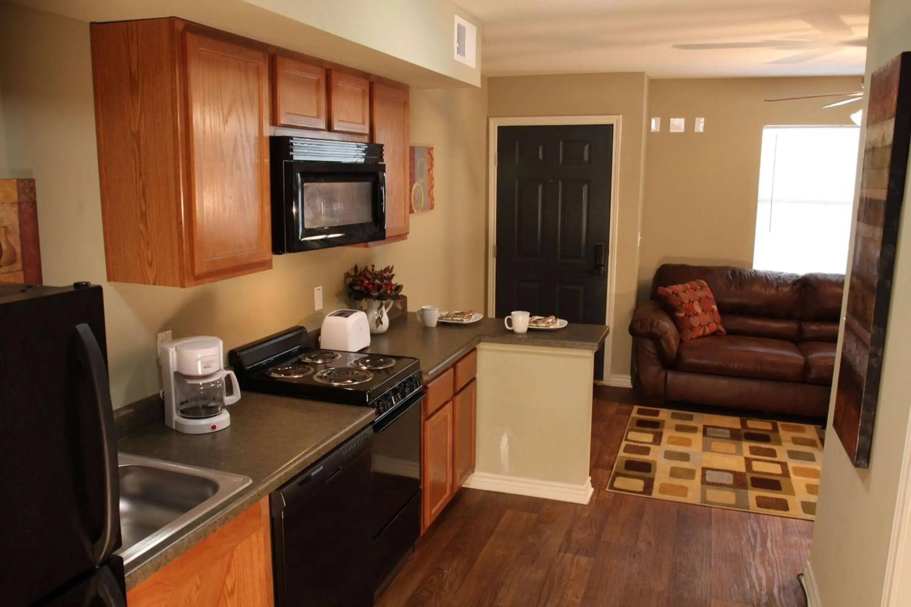 Bed, Kitchen/Kitchenette in Eagle's Den Suites Andrews a Travelodge by Wyndham