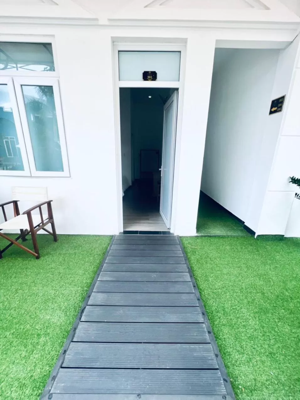 Facade/entrance in D'Villa Hotel - Homestay